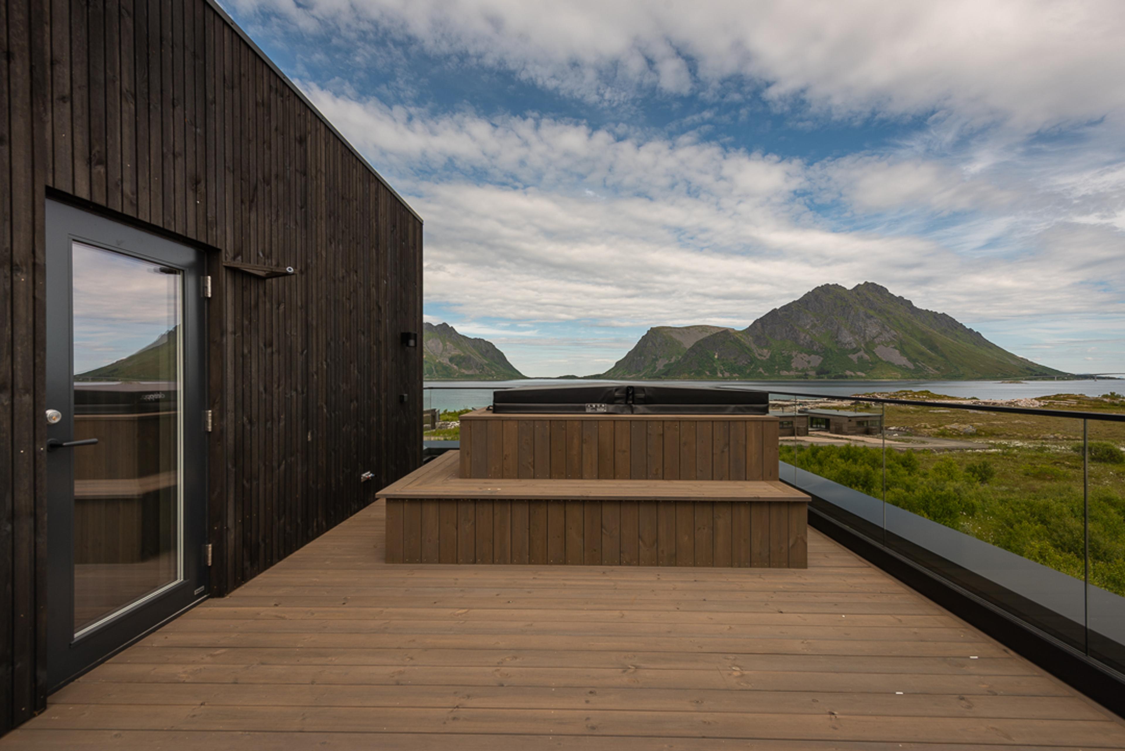 Takterrasse med boblebad og utsikt over fjell