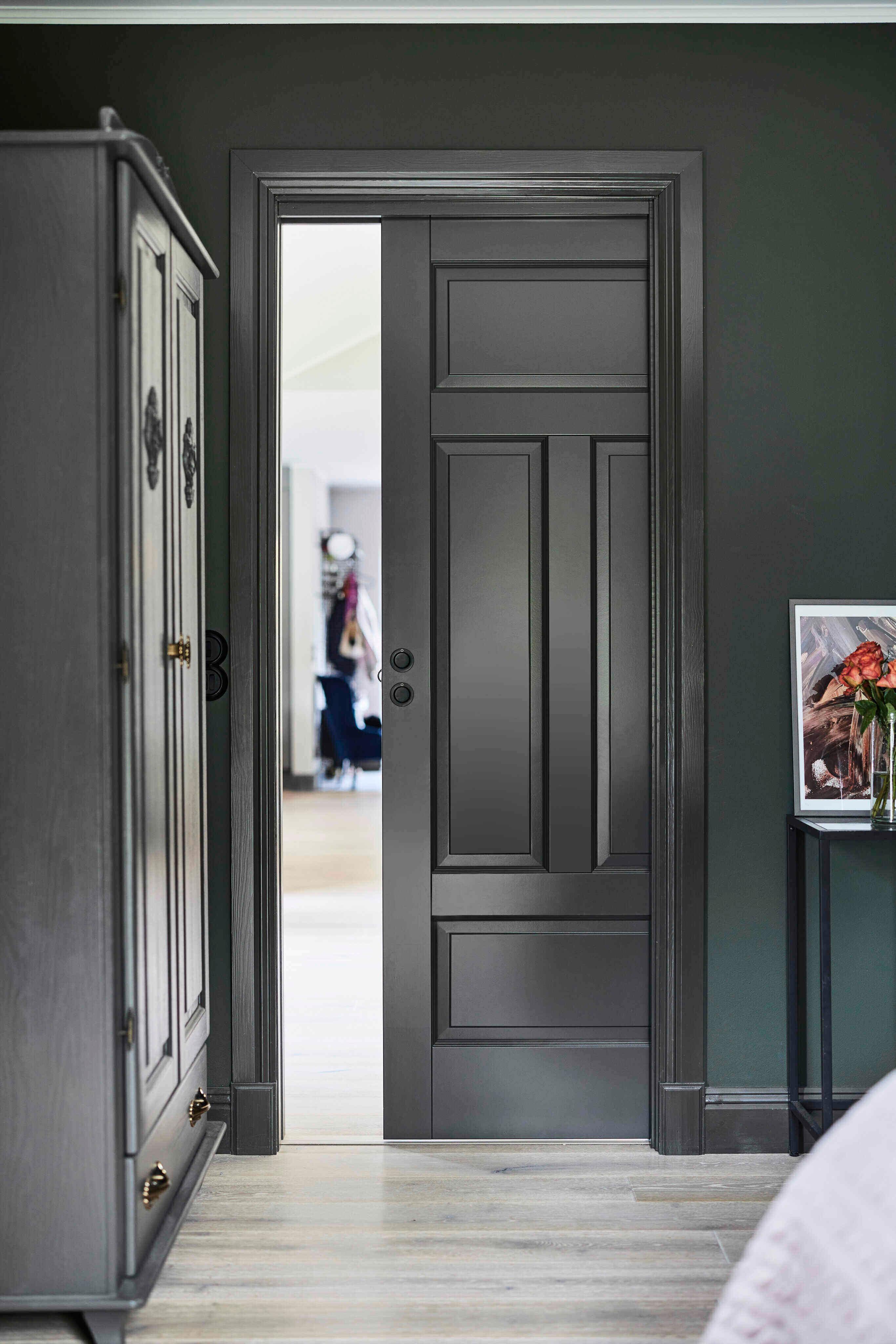 Sort skyvedør fra Swedoor