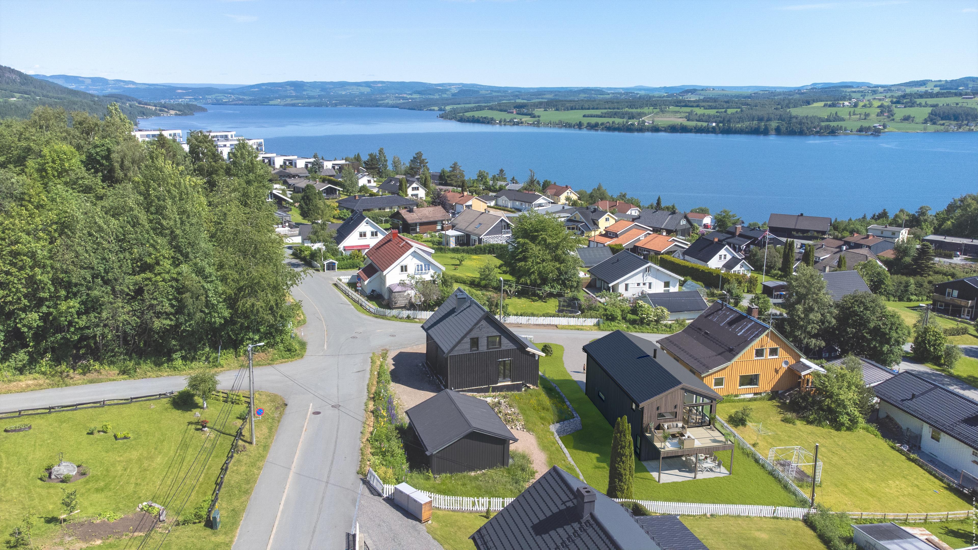 3D illustrasjon av hvordan boligen kan bli seende ut, plassert på tomta.