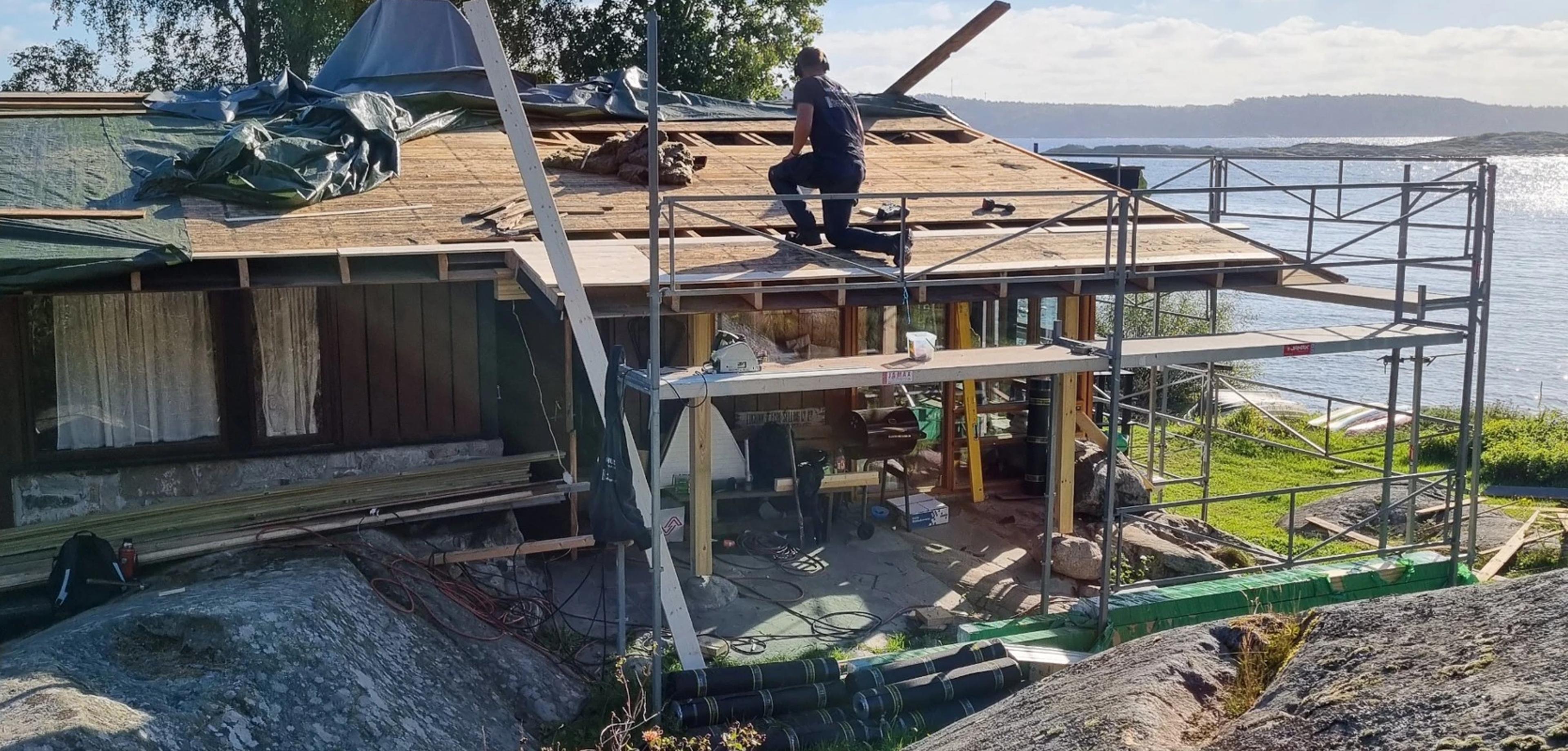 Hytte under rehabilitering ved sjøen