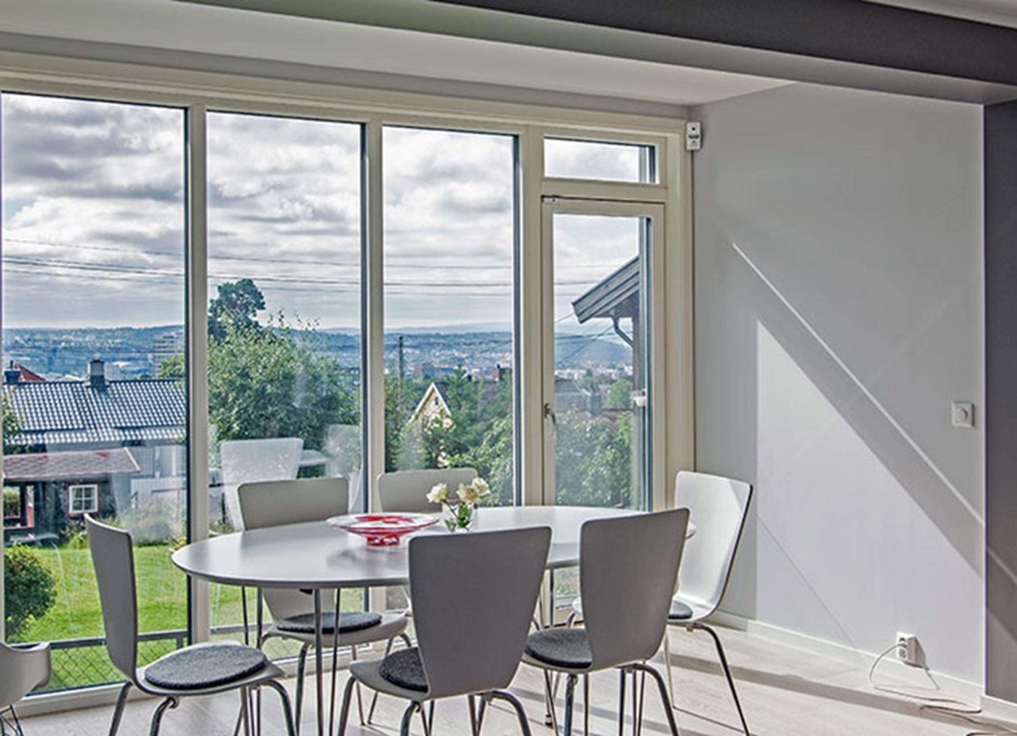 Åpent mellom stue og kjøkken