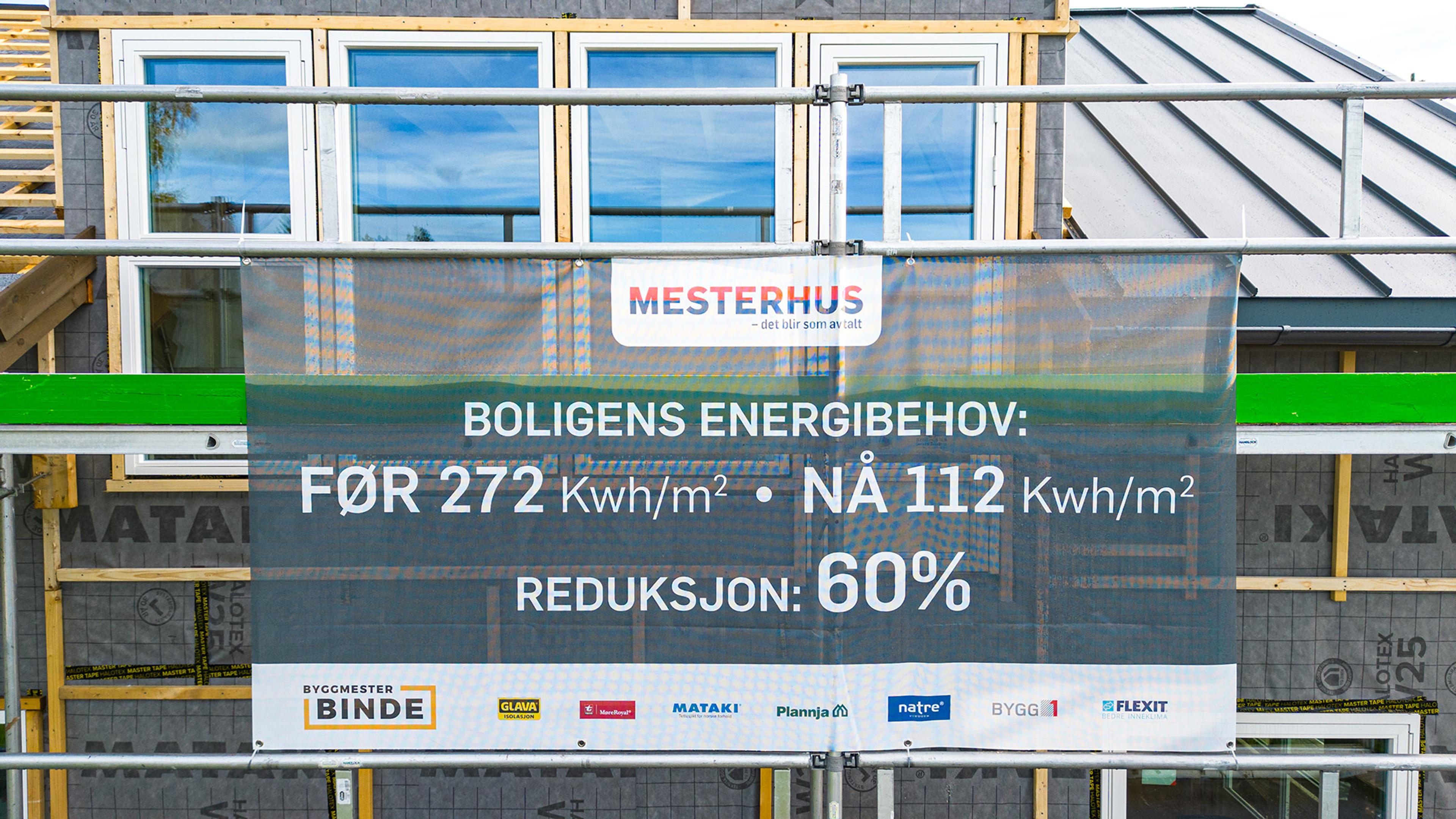 Skilt med tekst om redusert energibehov i en renovert bolig