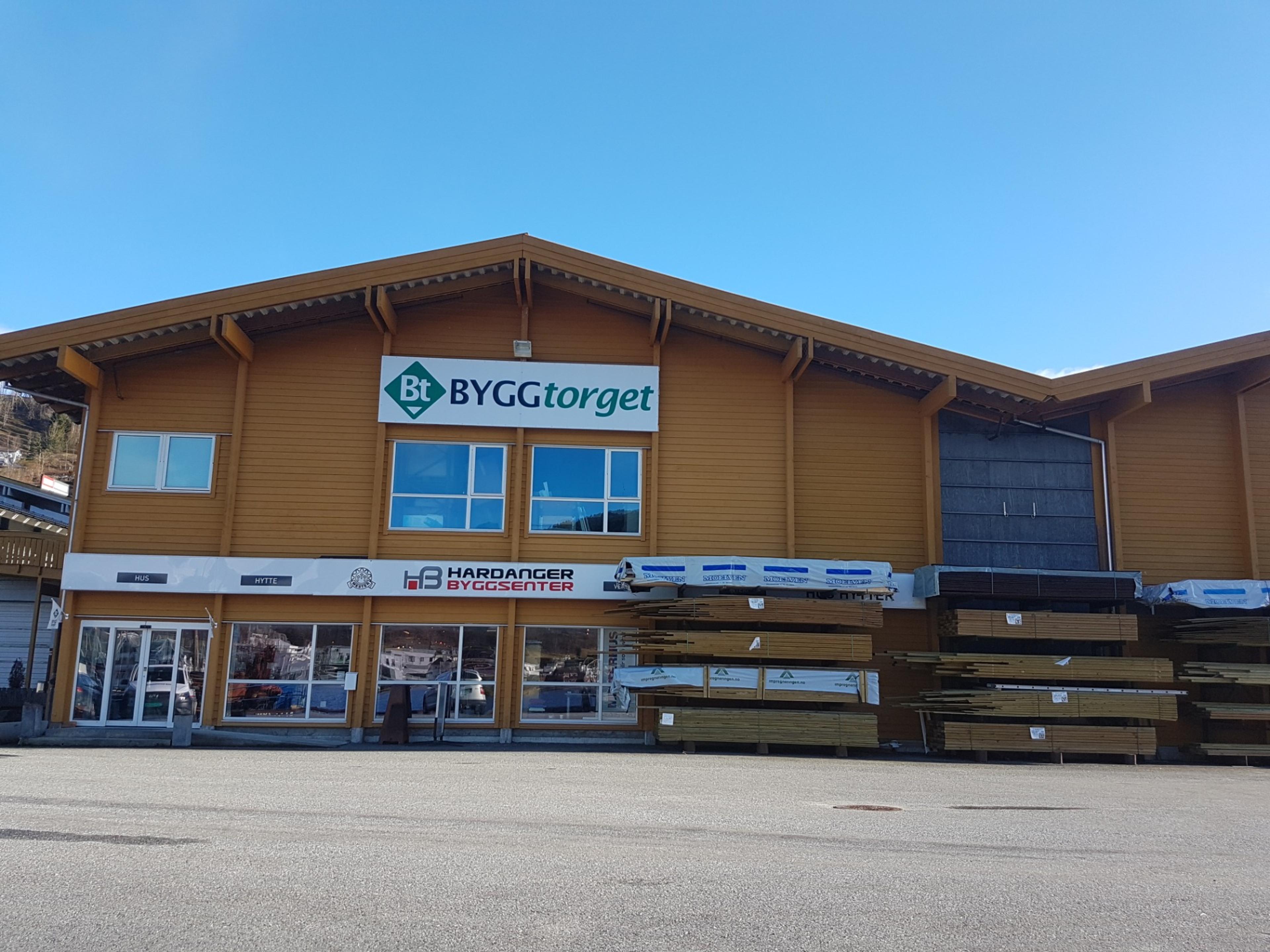 Hardanger byggsenter. Gult lager med store logoer