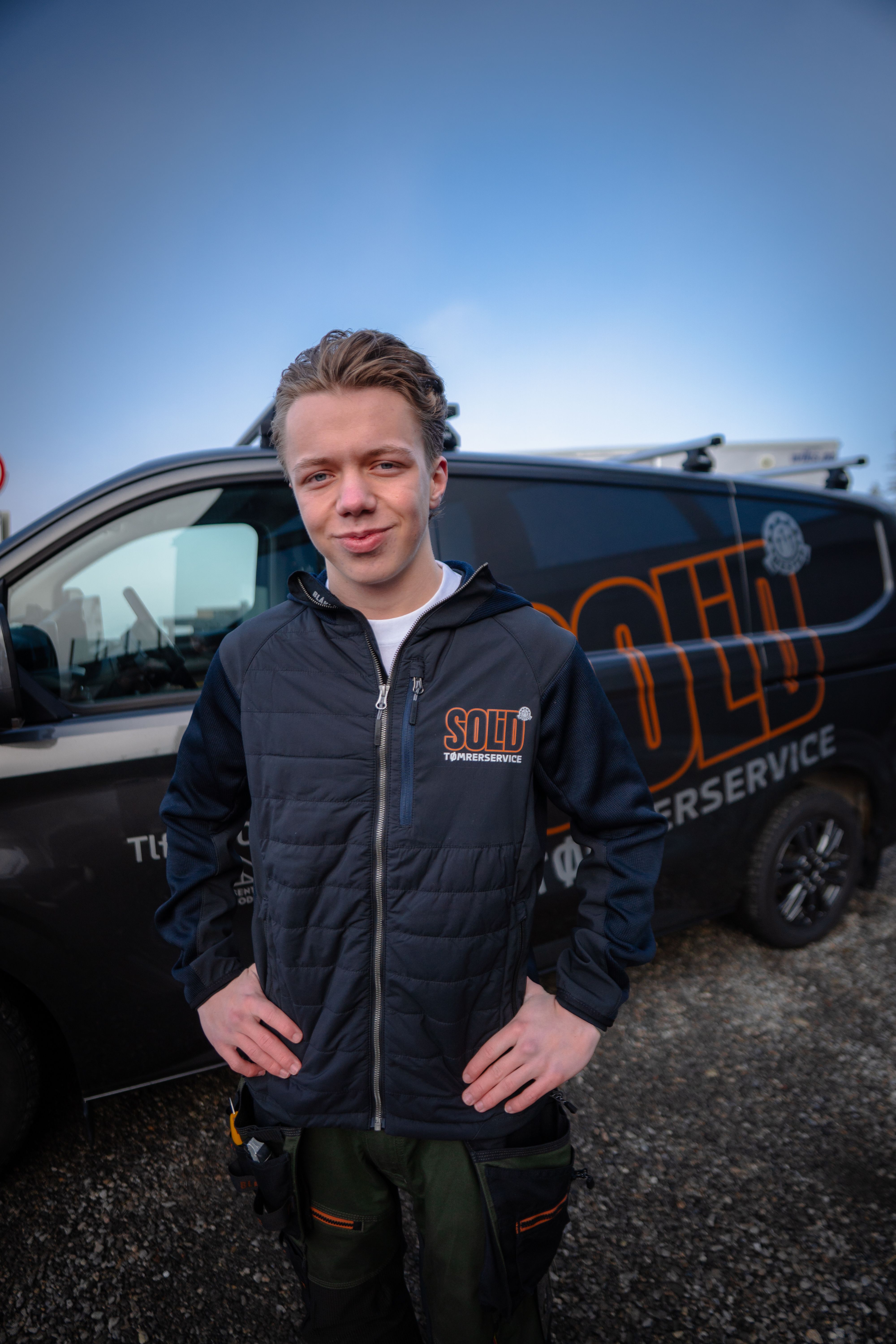 Tømrerlærling Leon har fulgt prosjektet fra start til slutt og fått verdifull erfaring. 