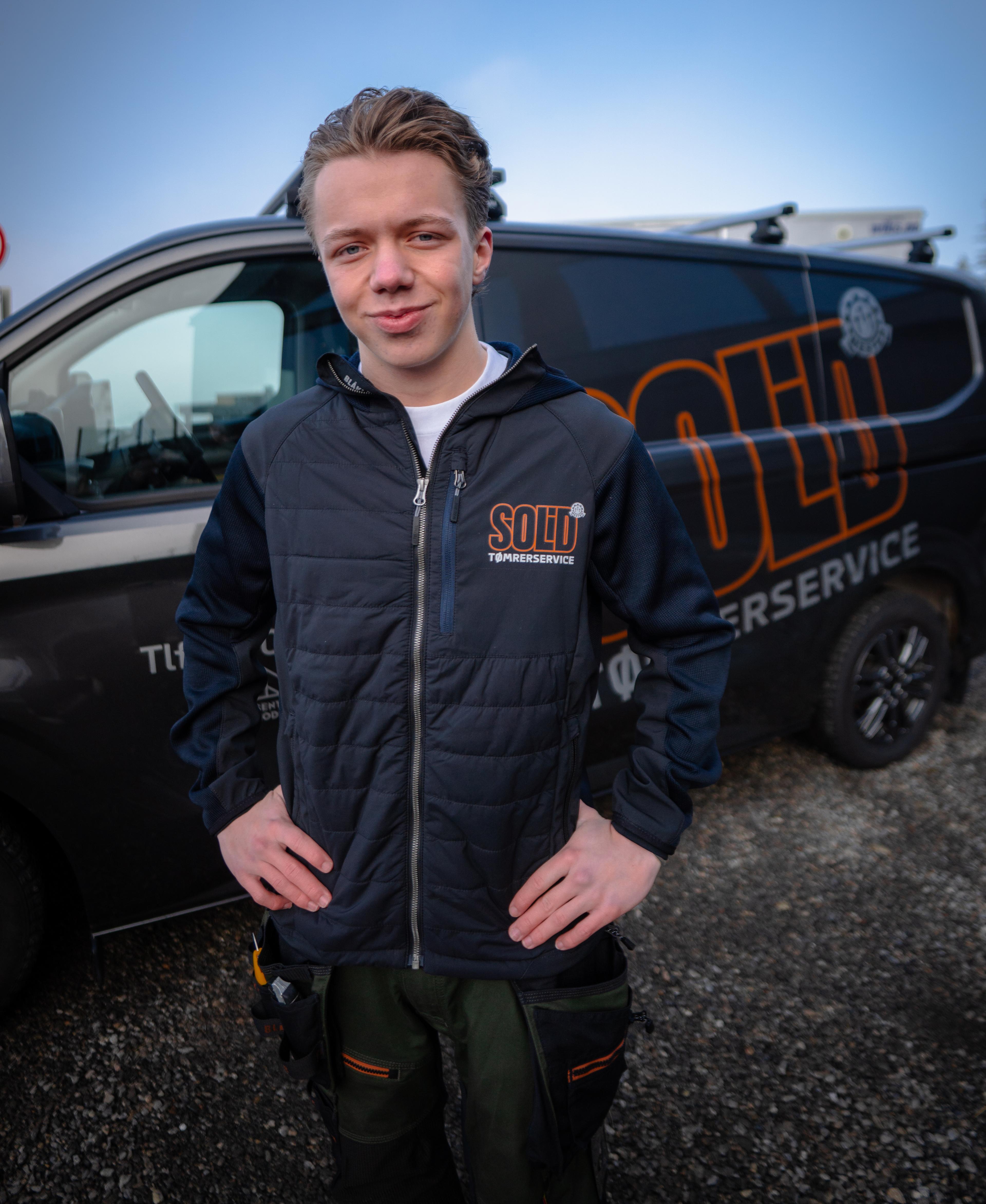 Tømrerlærling Leon har fulgt prosjektet fra start til slutt og fått verdifull erfaring.