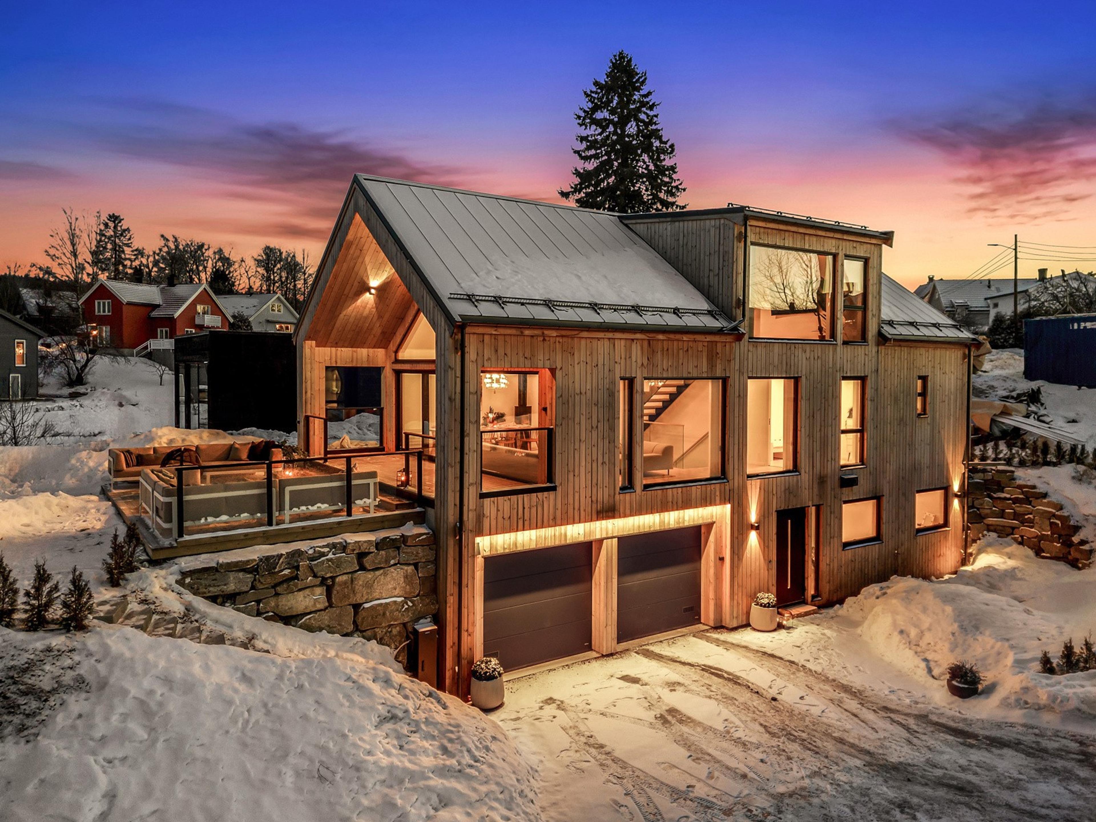 Spesialtegnet bolig på to plan med garasje under