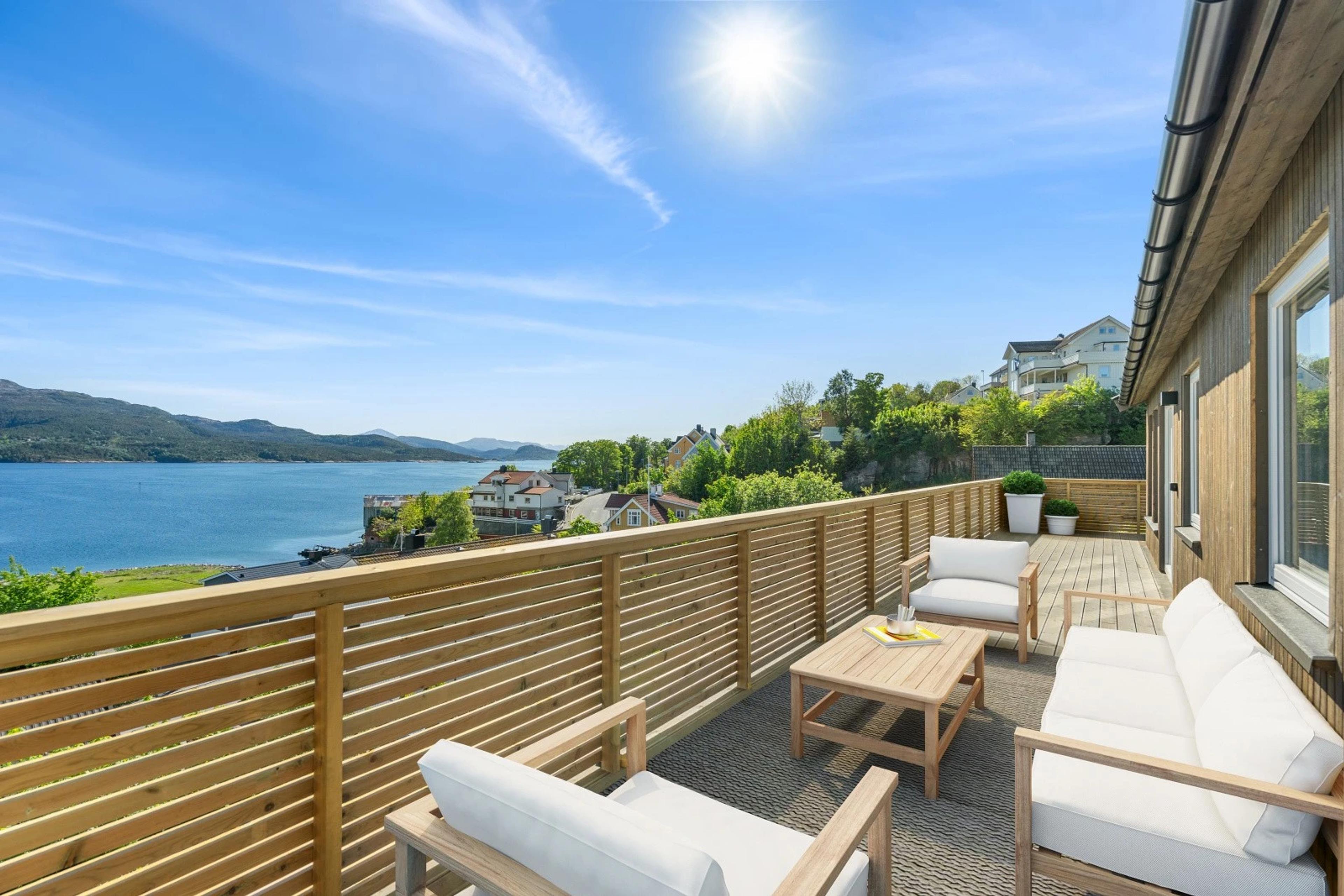 Solrik terrasse med panorama utsikt mot Freifjorden