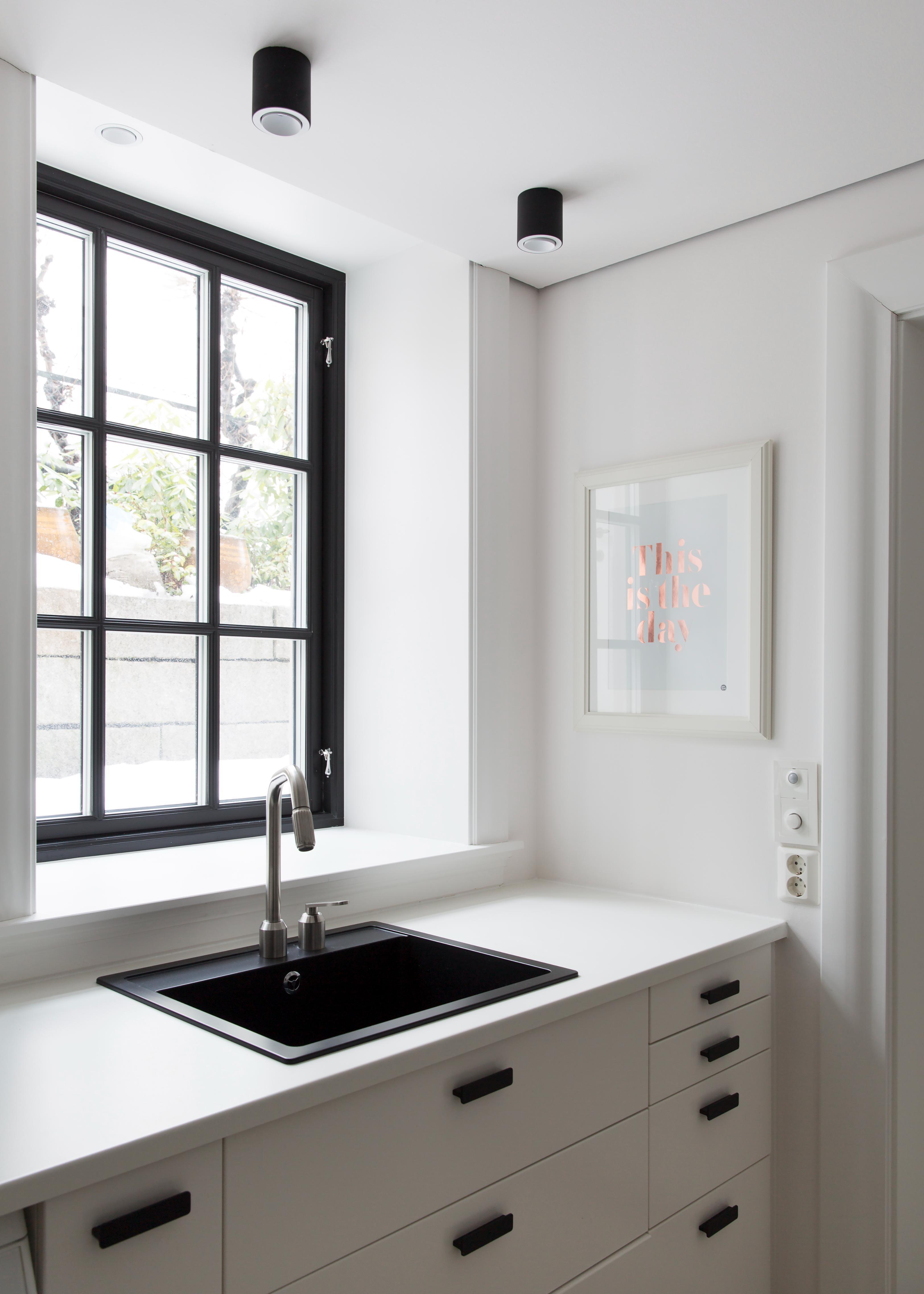 Sort vindu med sprosser fra Frekhaug