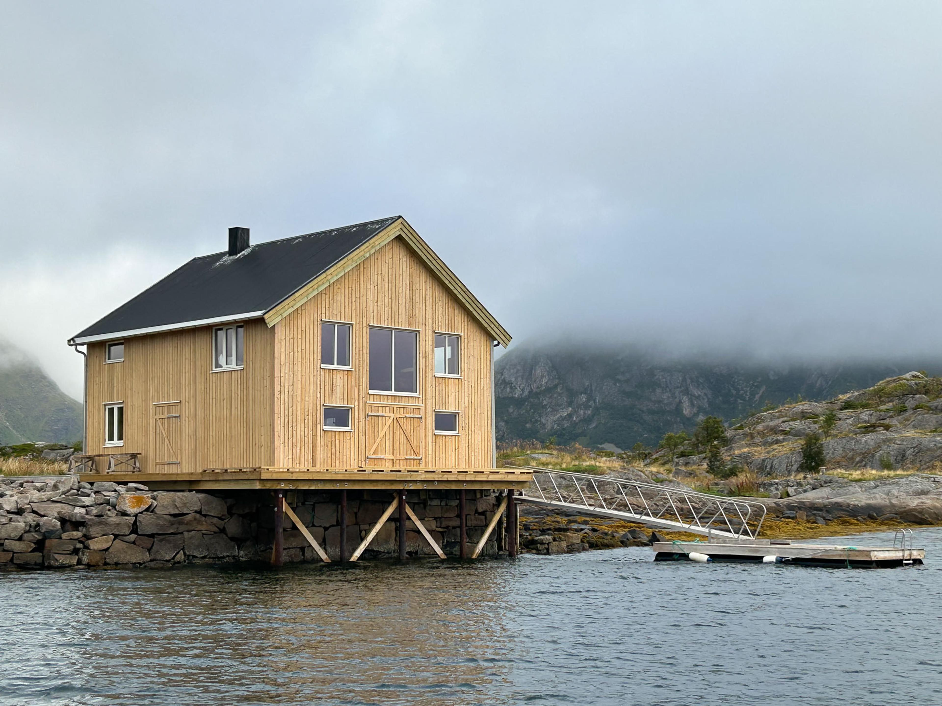 Stort båtbygg ved havet