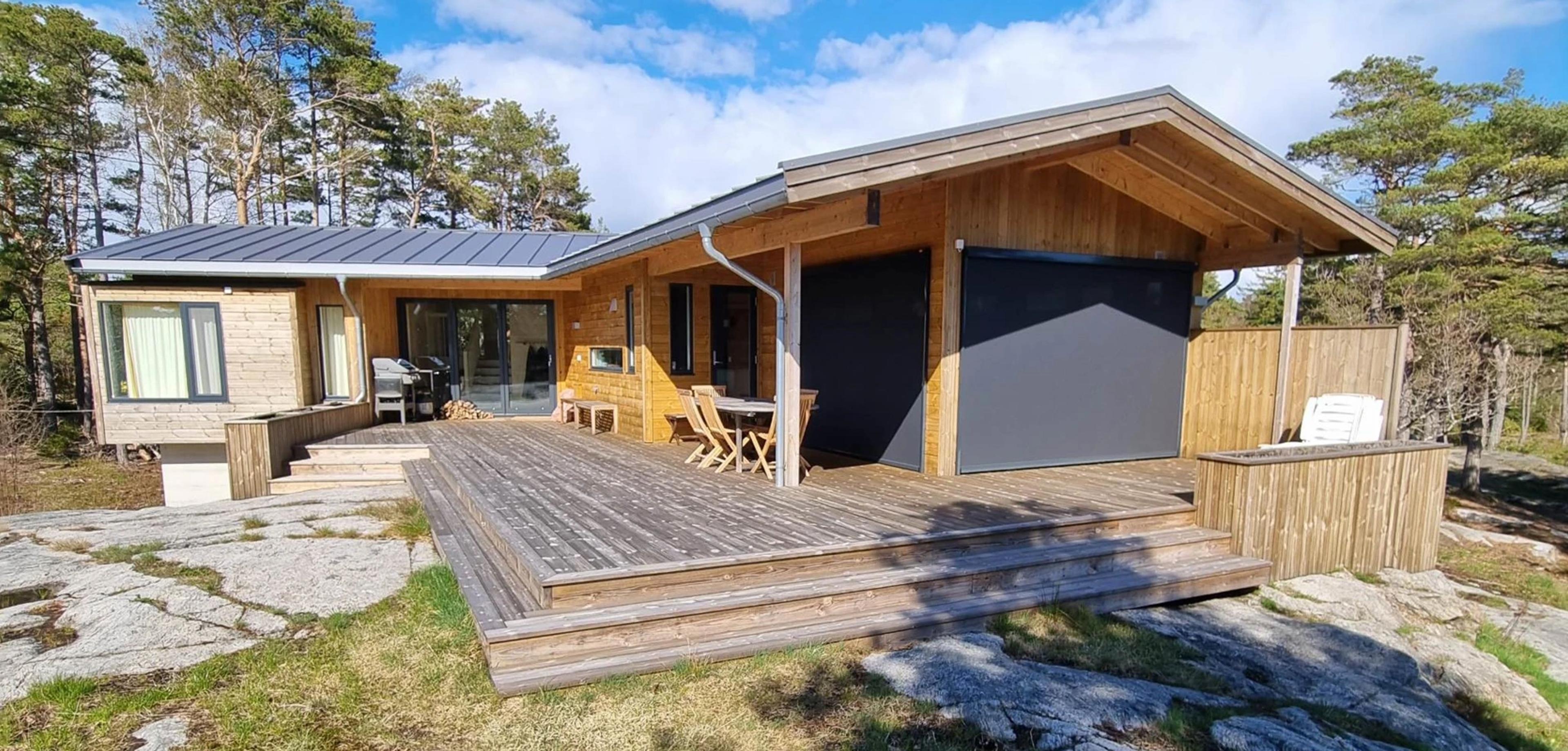 Ny hytte med stor platting i skogen