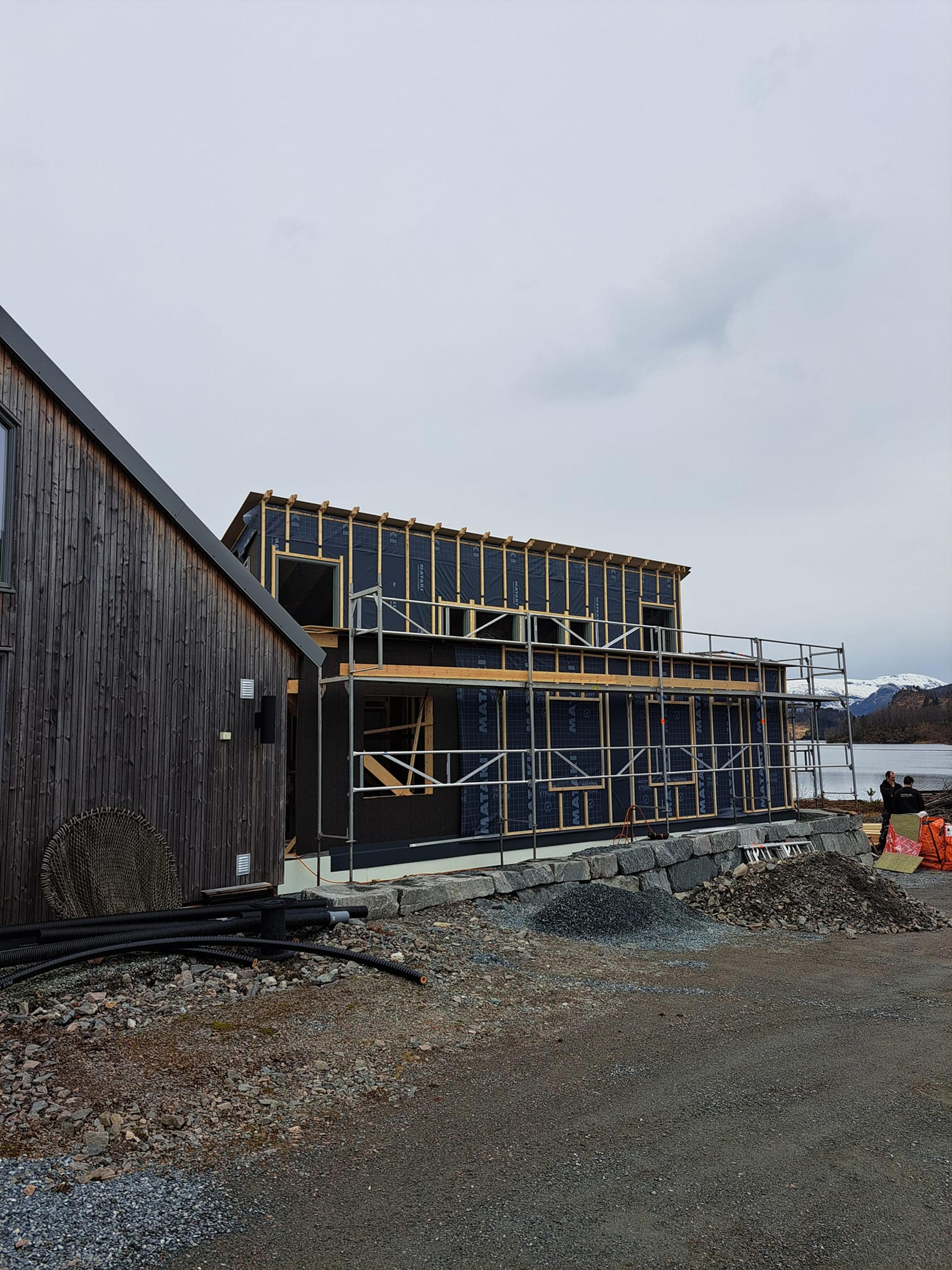 Svart hus med stilas rundt