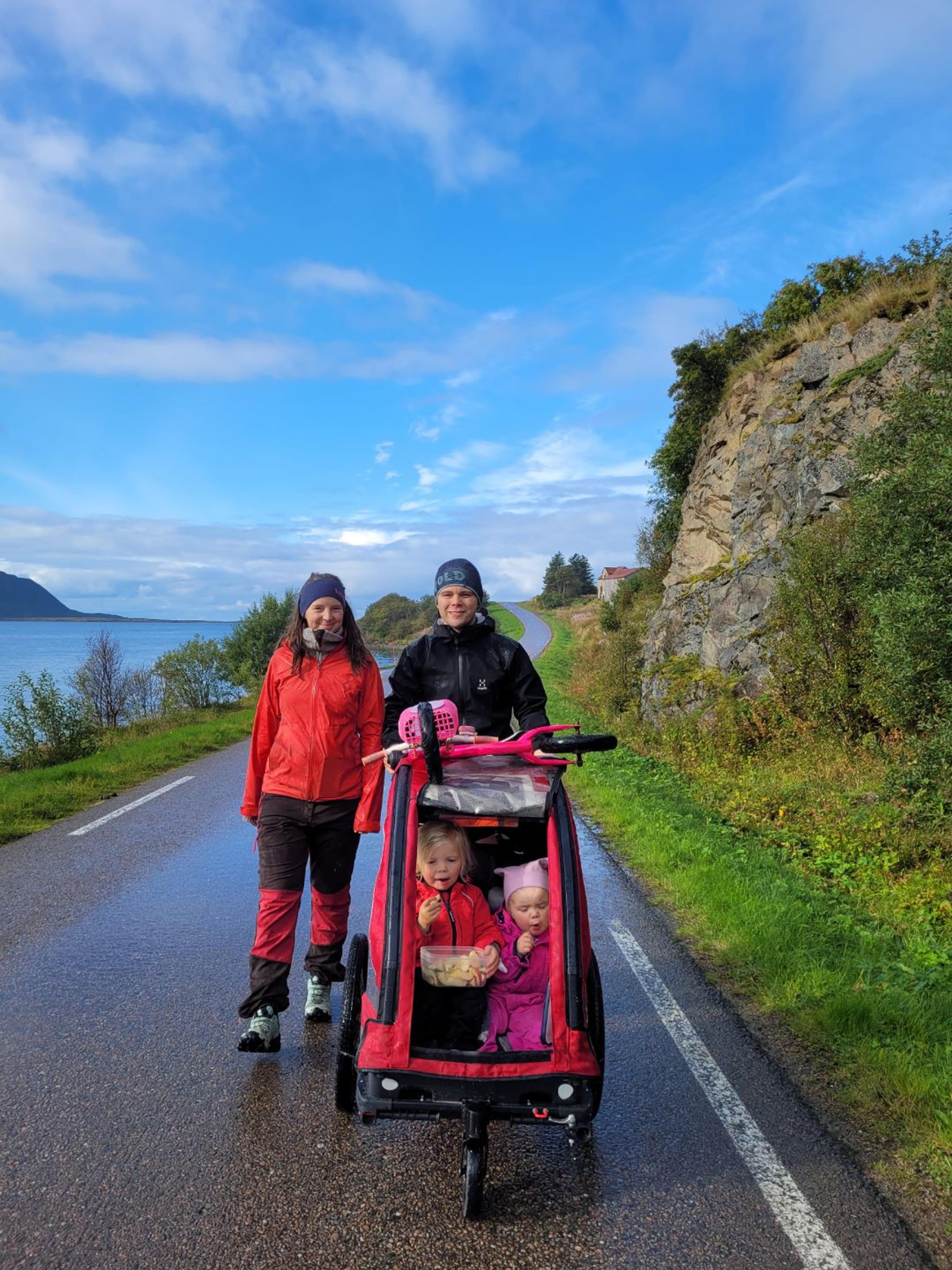 Johanne og Eirik med sine to barn