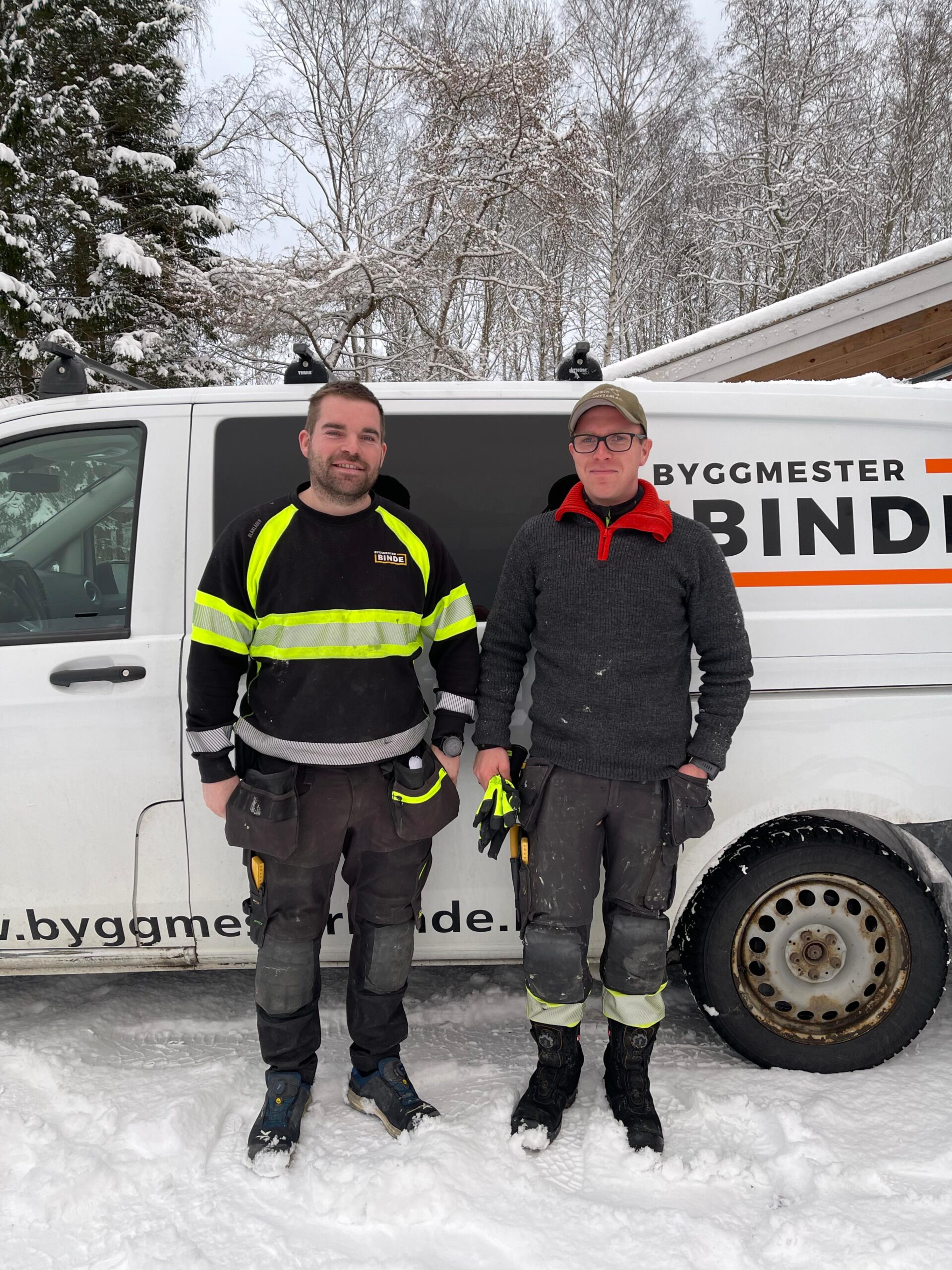 To arbeidere foran firmabil (Byggmester Binde)