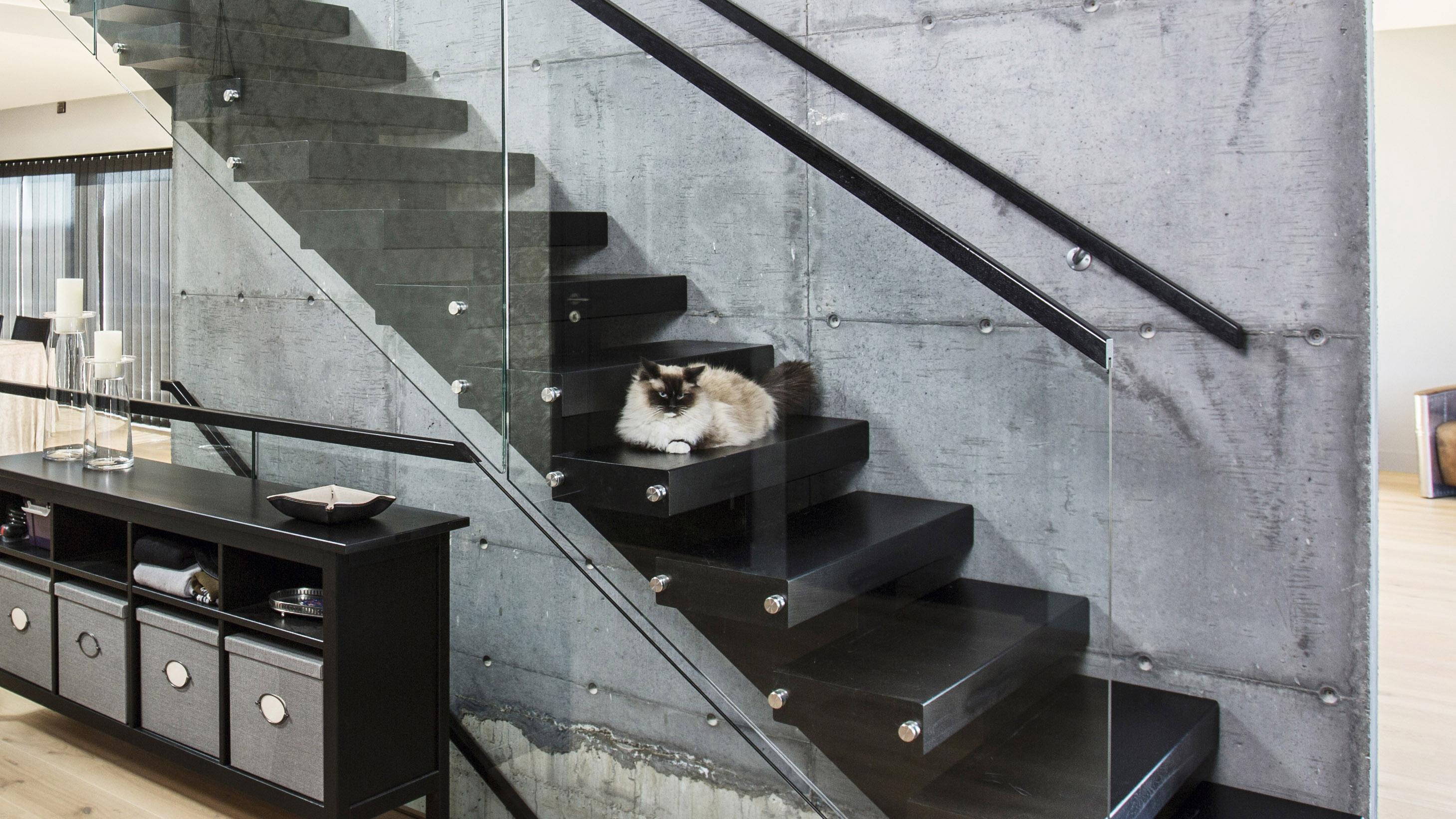 Trappen Tuva i sort er med på å sette tonen for hele boligen / TRAPPERINGEN