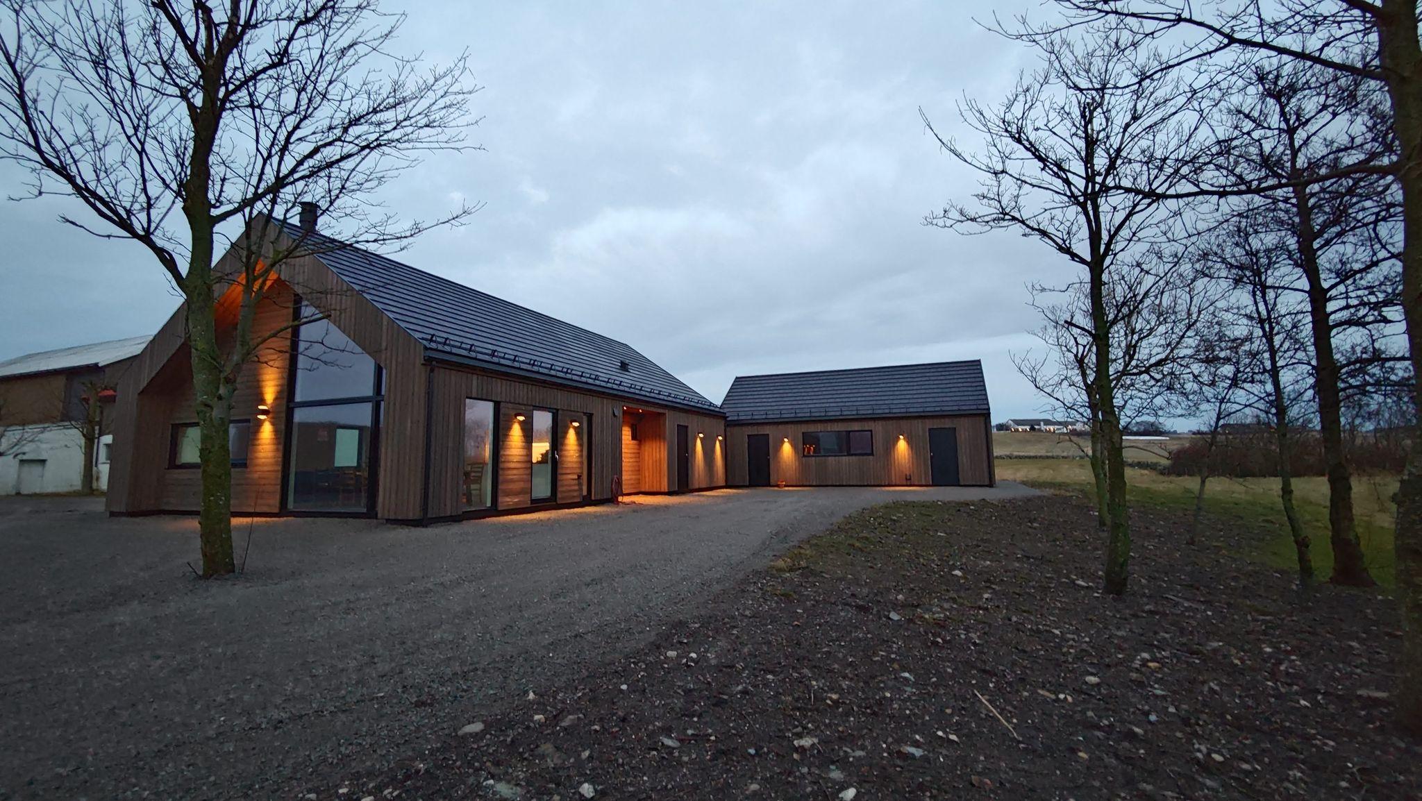 Skumringsbilde av en tilpasset Strand på Vigrestad