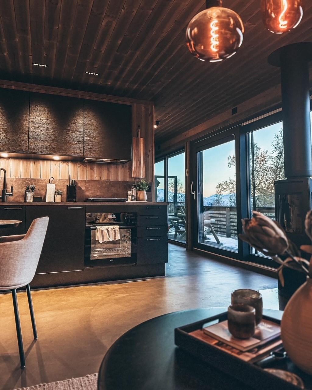 Mørkt brunt kjøkken fra HTH