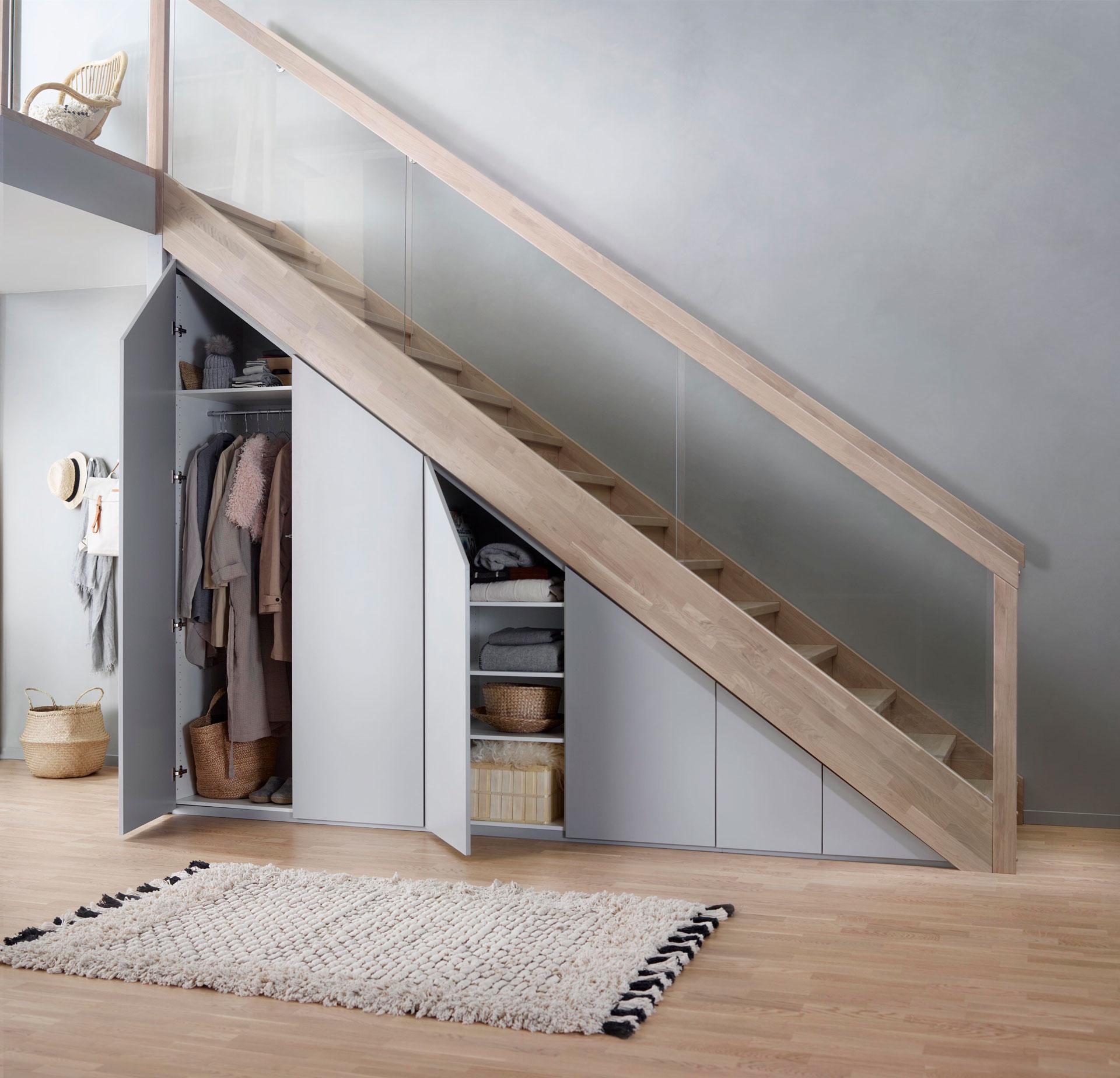 Her er trappemodell Foss med garderobe / HAGEN