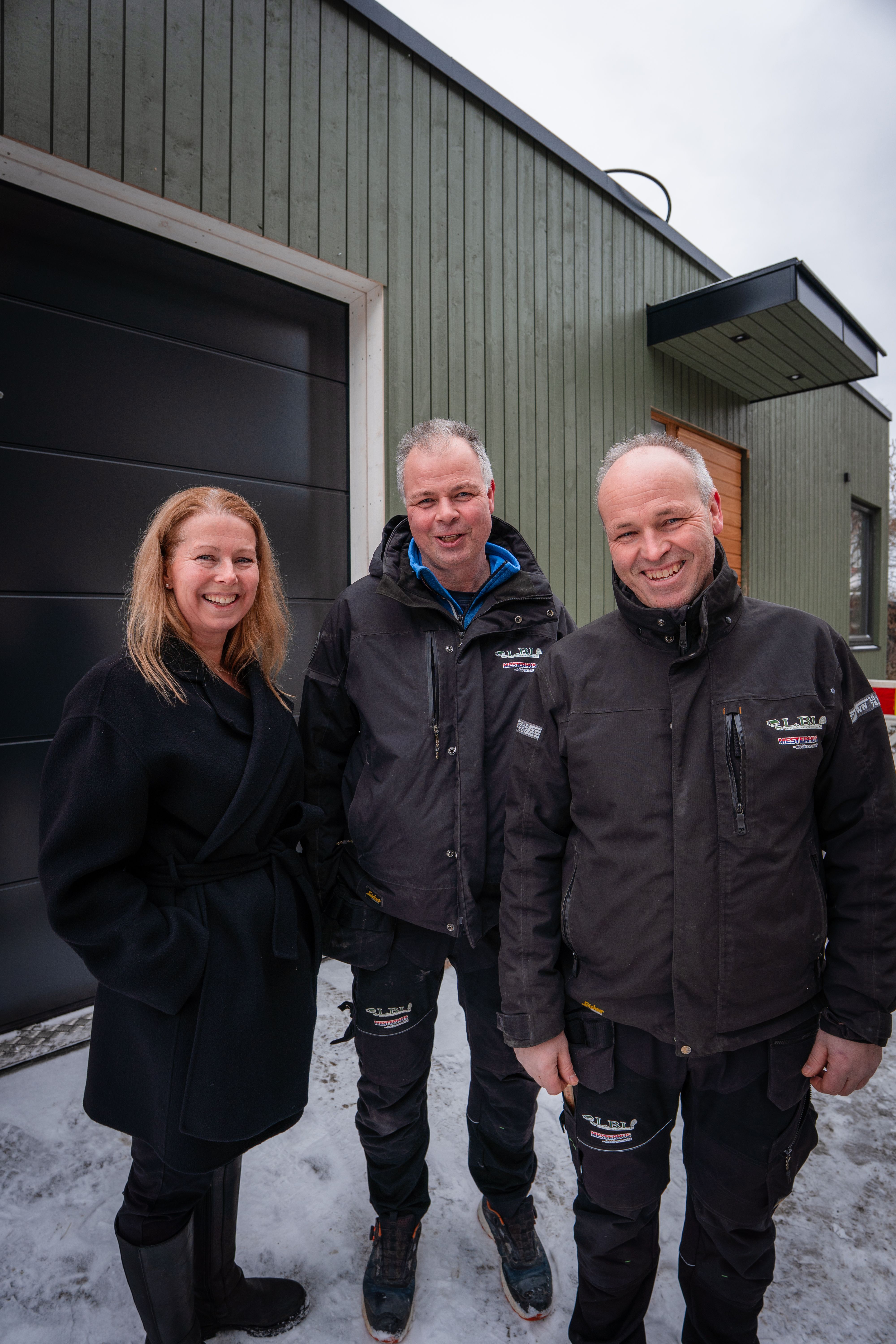 Huseier Rita sammen med de dyktige tømrermesterne Jan Egil og Knut Bjørnar fra L.B.L og Mesterhus Oslo