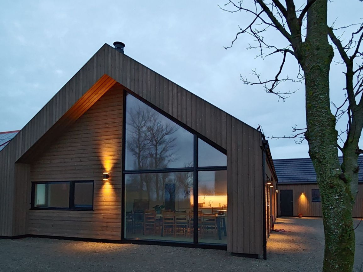 Et hus med skråtak og høye vinduer