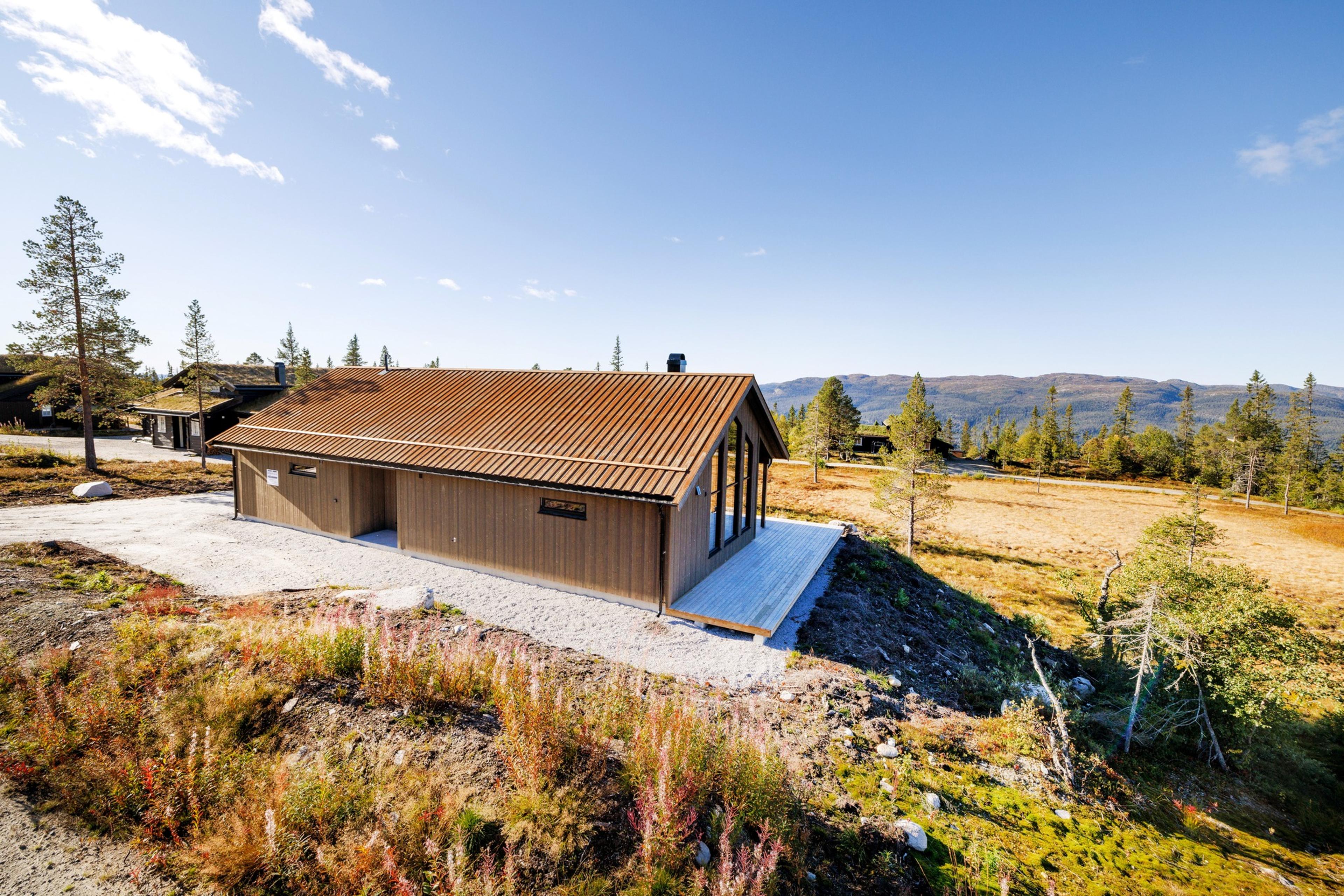 Brun hytte på fjellet