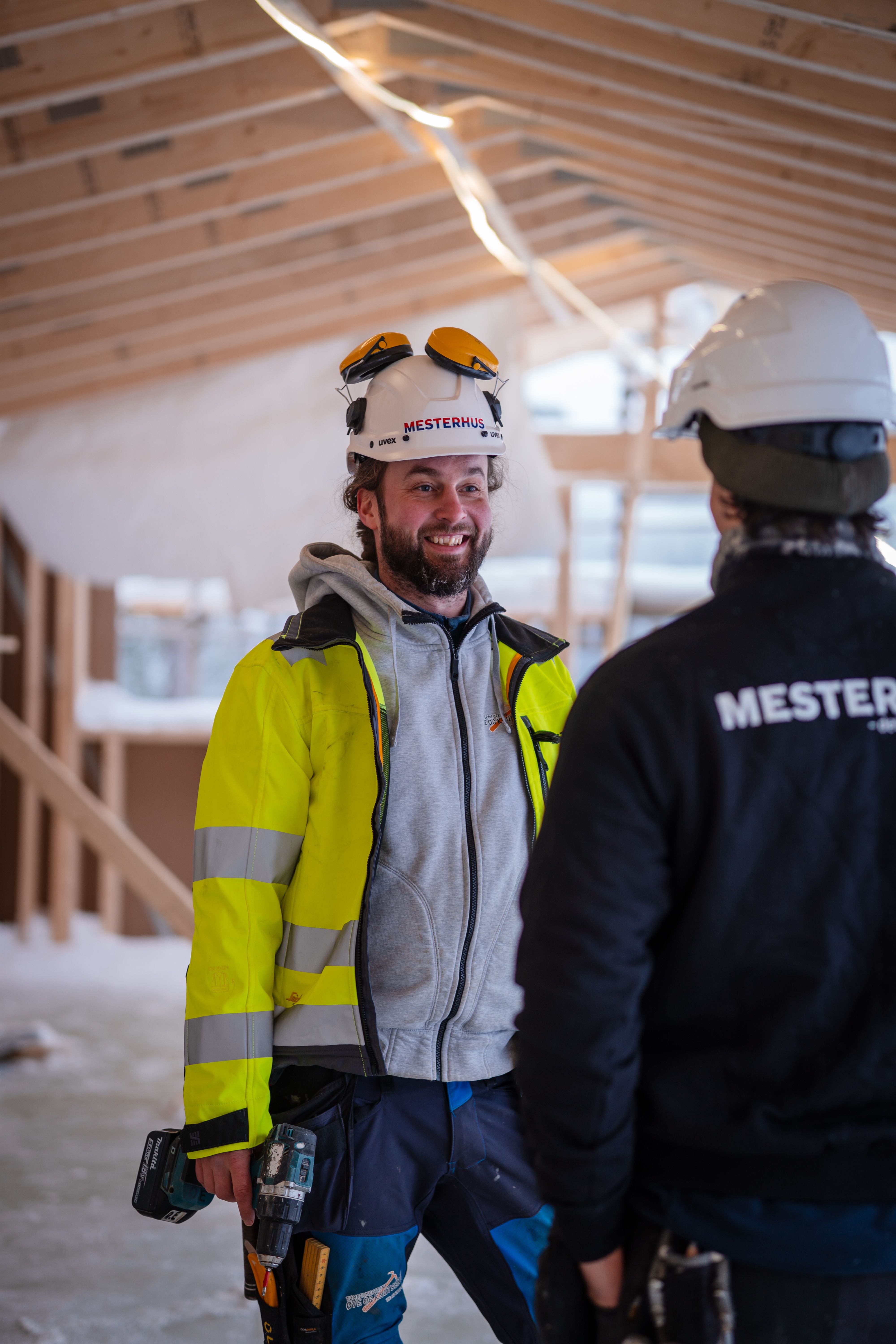 En tømrer med Mesterhus logo på ryggen