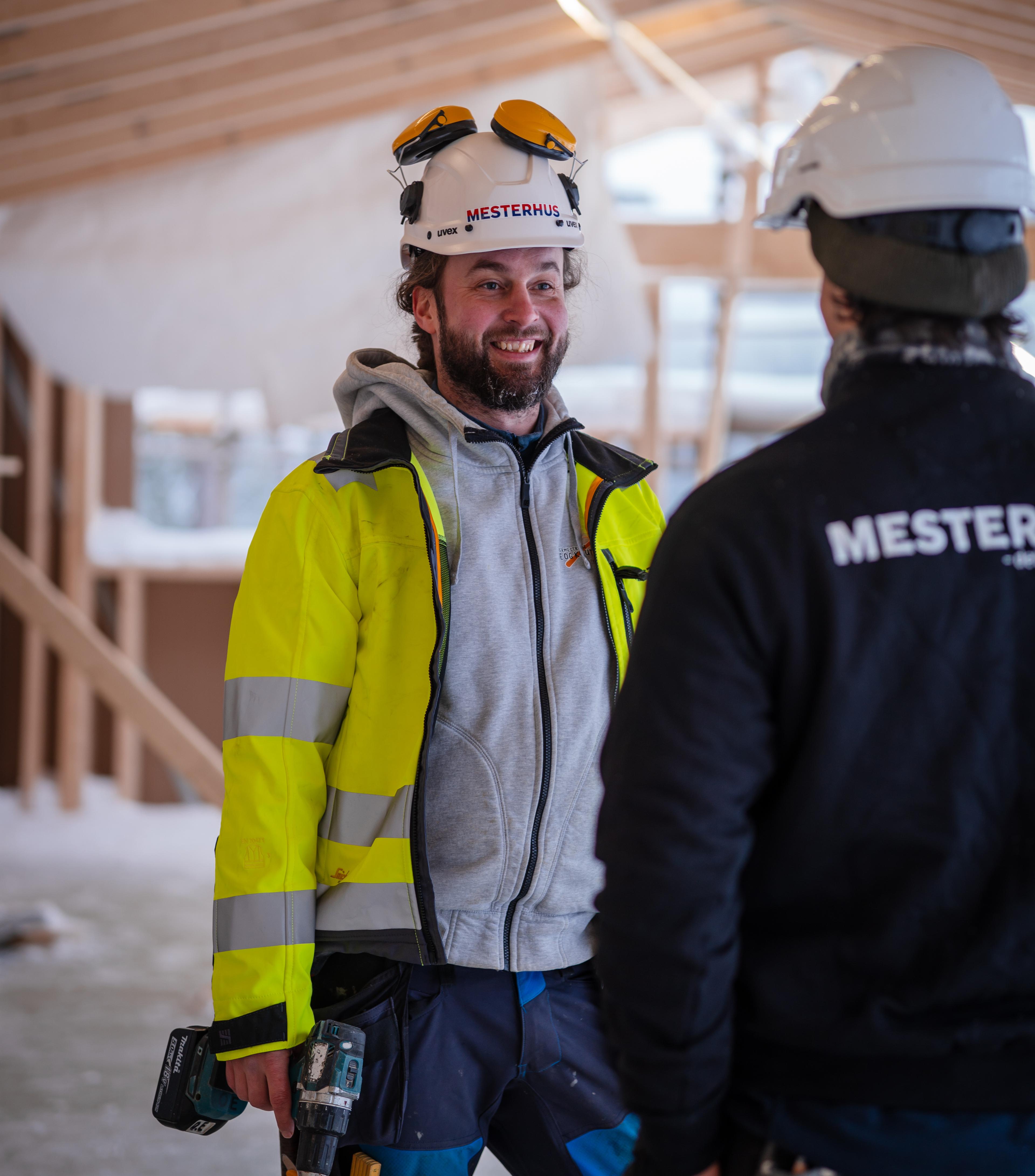En tømrer med Mesterhus logo på ryggen