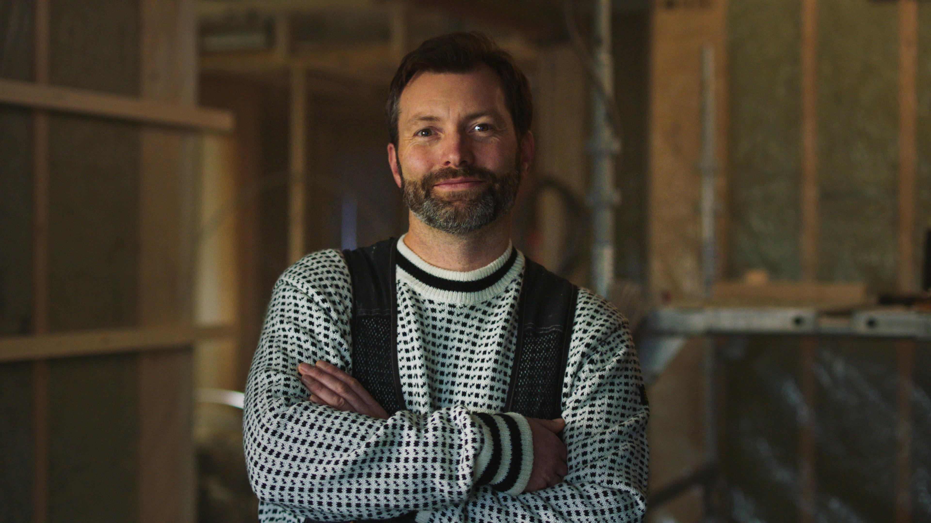 En tømrer på jobb med Mesterhus logo på ryggen