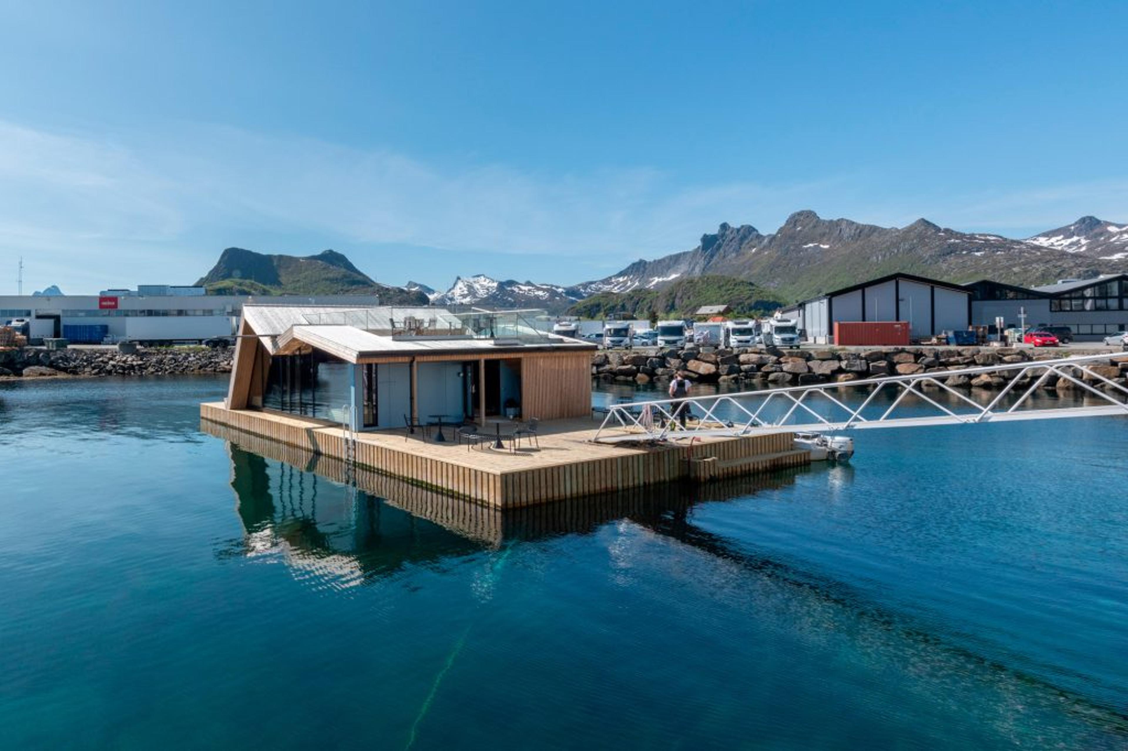 badstue på havet med platting ute