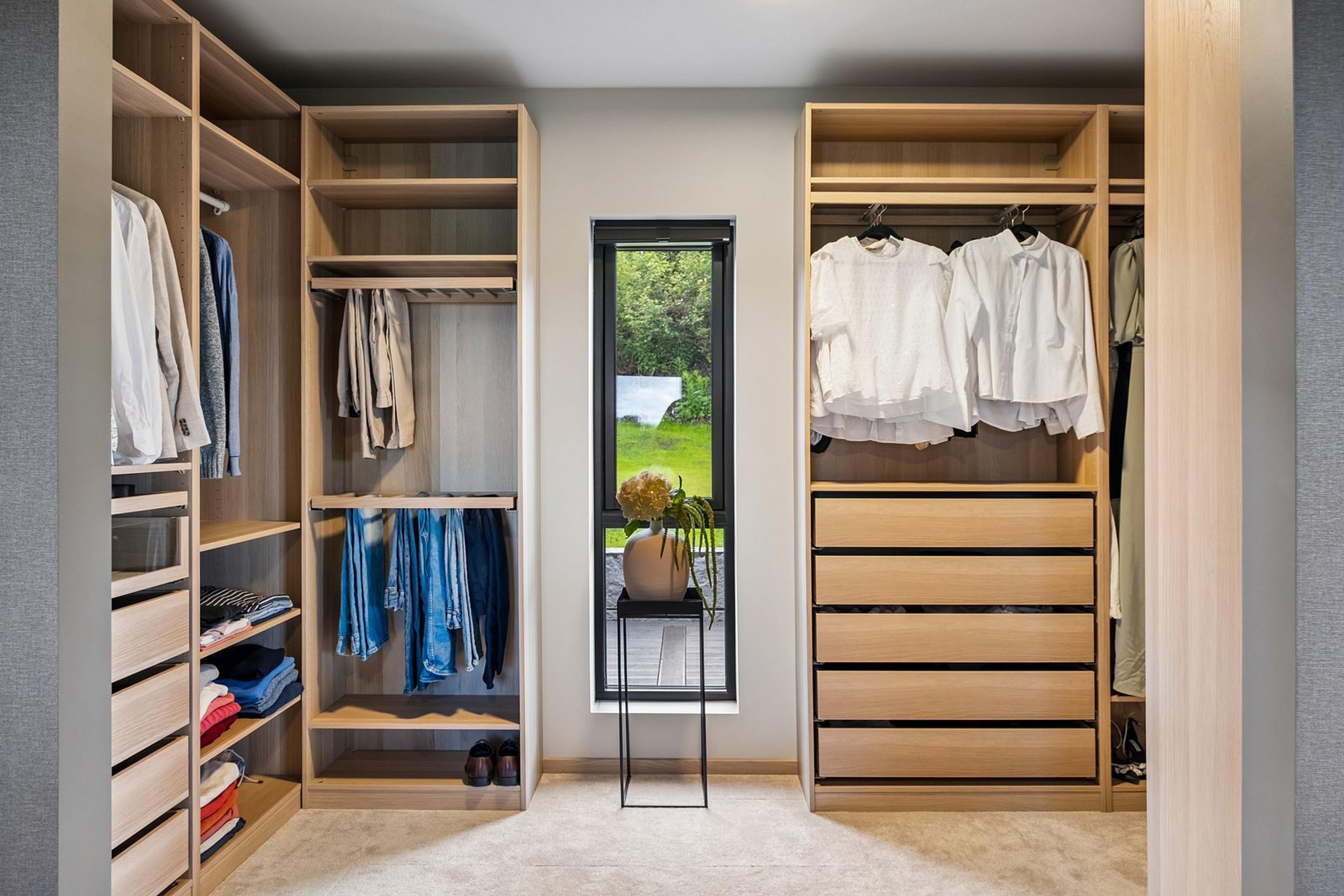 Romslig walk-in garderobe