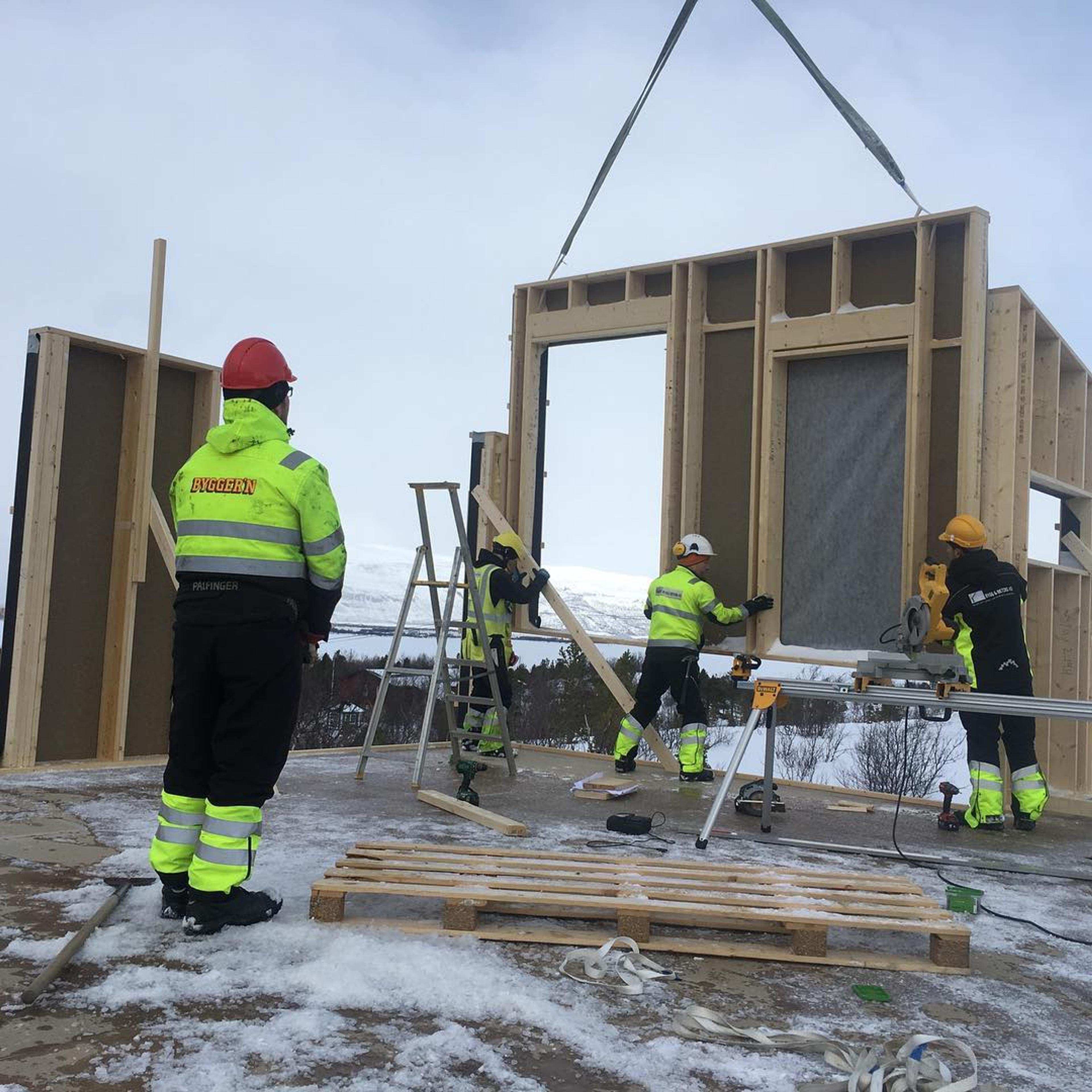 Arbeidere på byggeplass