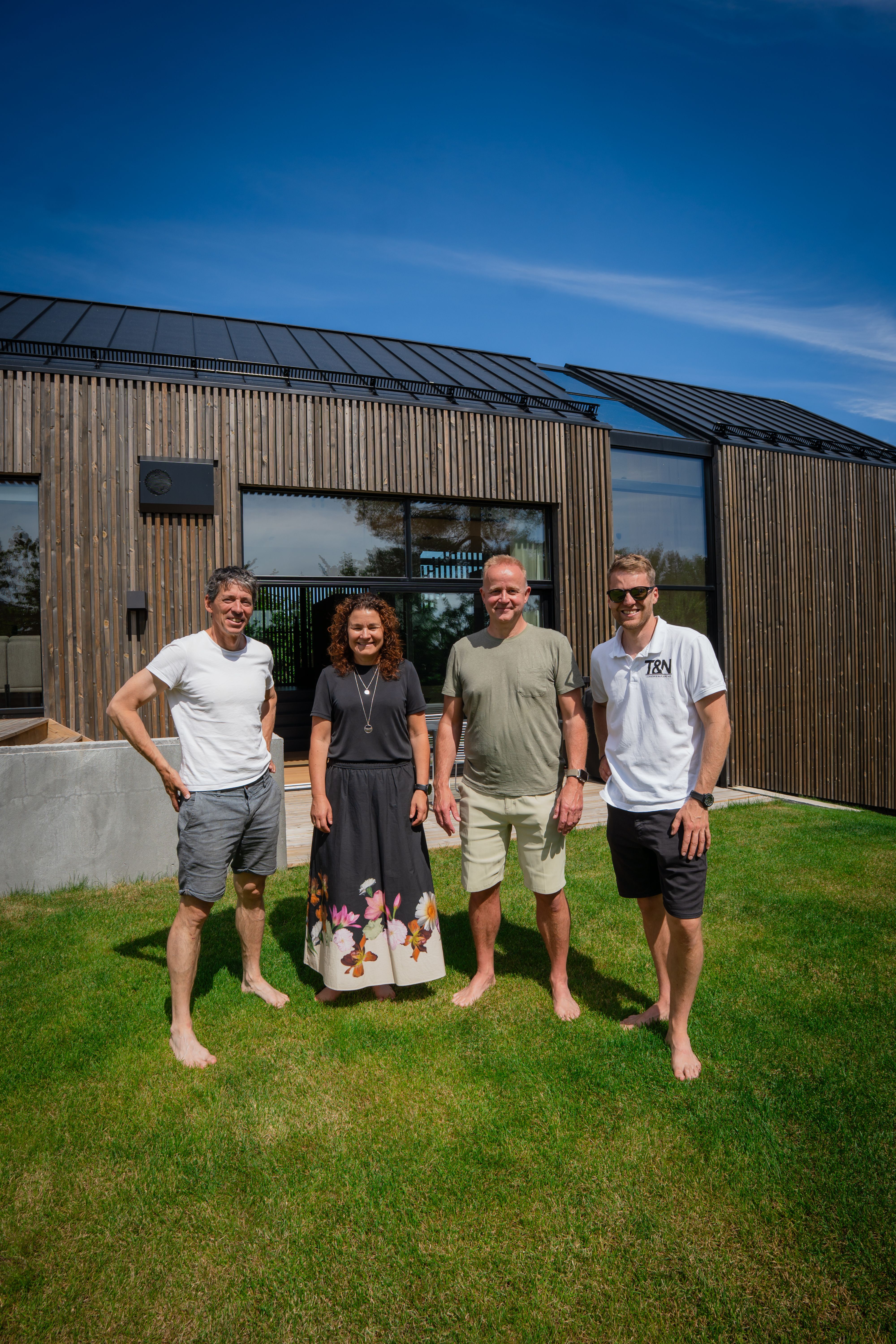 Huseierne Cornelius og Vivian sammen med Sigurd fra Mesterhus Asker og Bærum og Marius fra utrørende Tokheim og Narjord