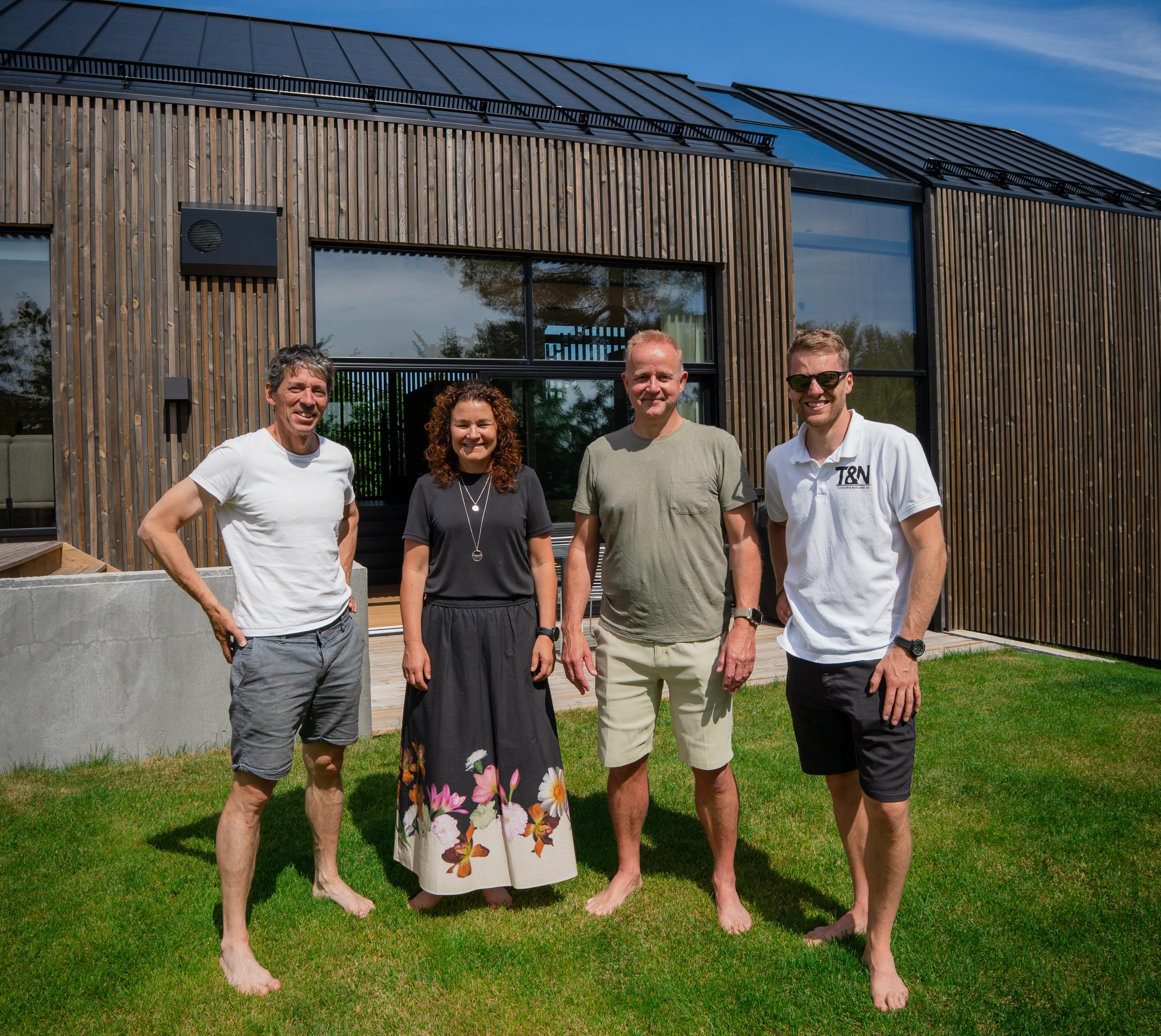 Huseierne Cornelius og Vivian sammen med Sigurd fra Mesterhus Asker og Bærum og Marius fra utrørende Tokheim og Narjord