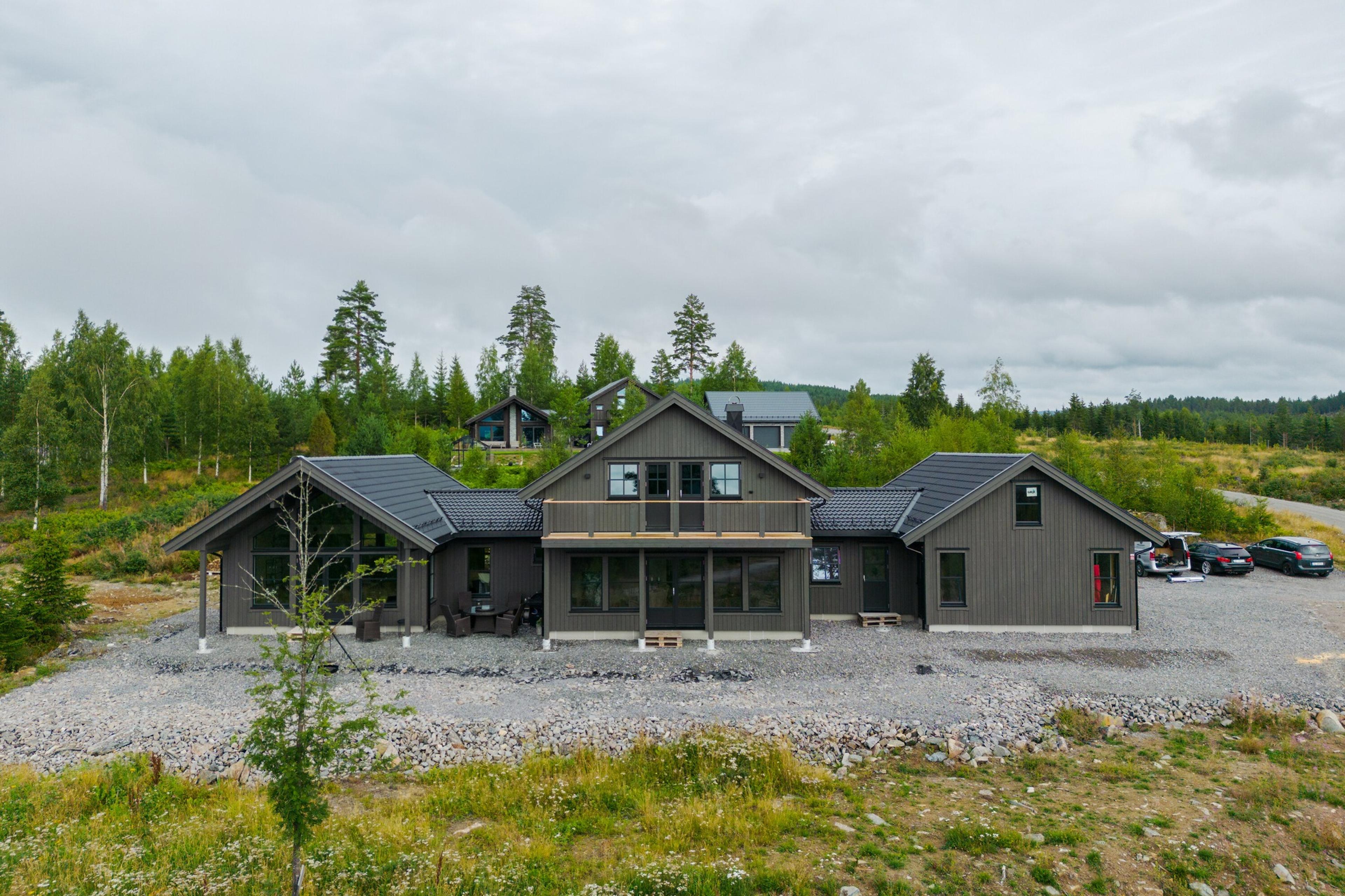 Et mørkegrått hus med skråtak