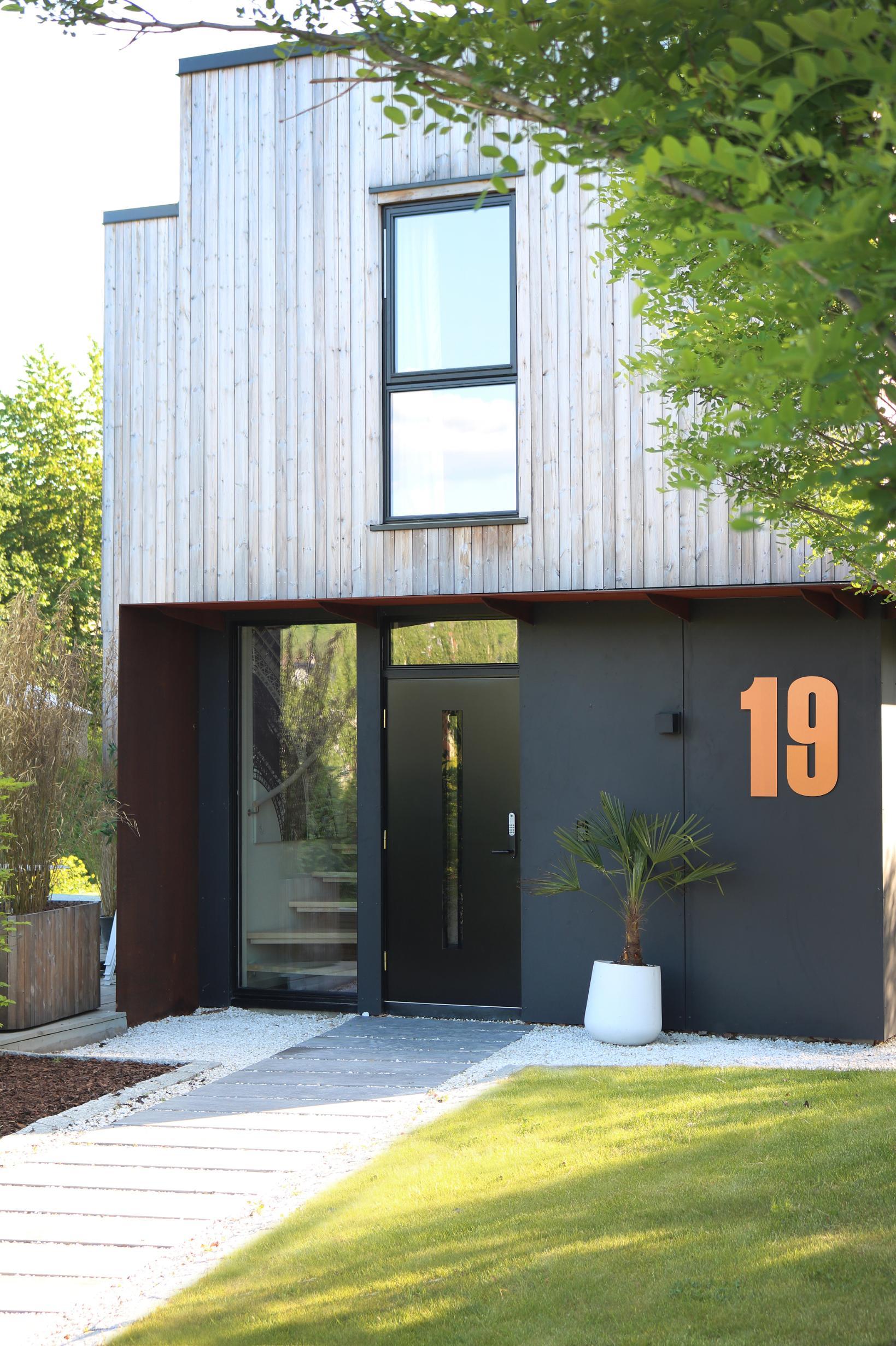 Stilig funkishus med sort ytterdør fra Harmonie