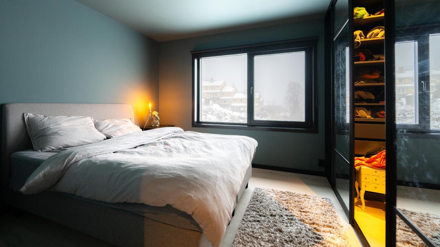 Soverom med walk-in-closet