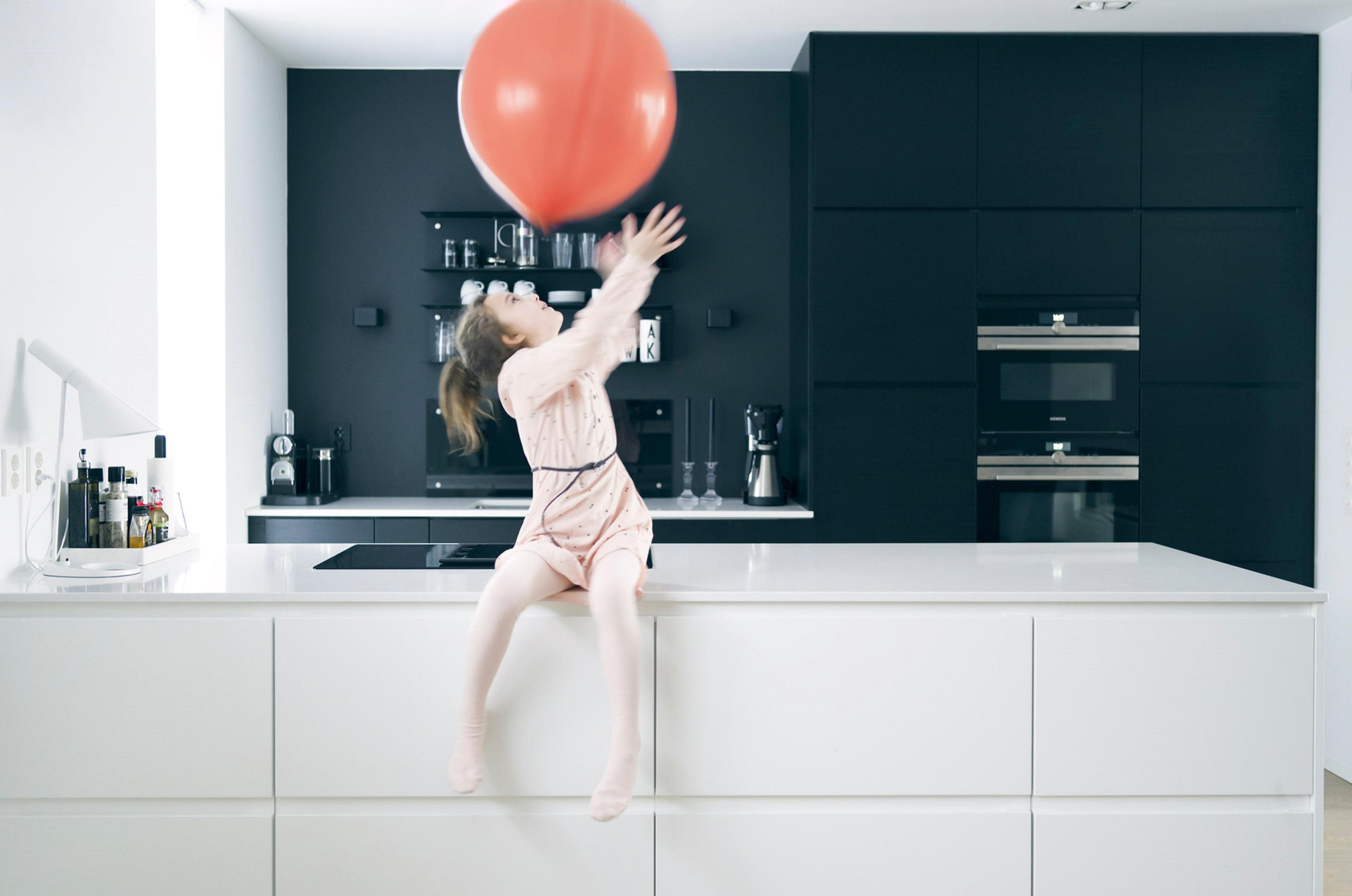 jente med ballong på kjøkkenet