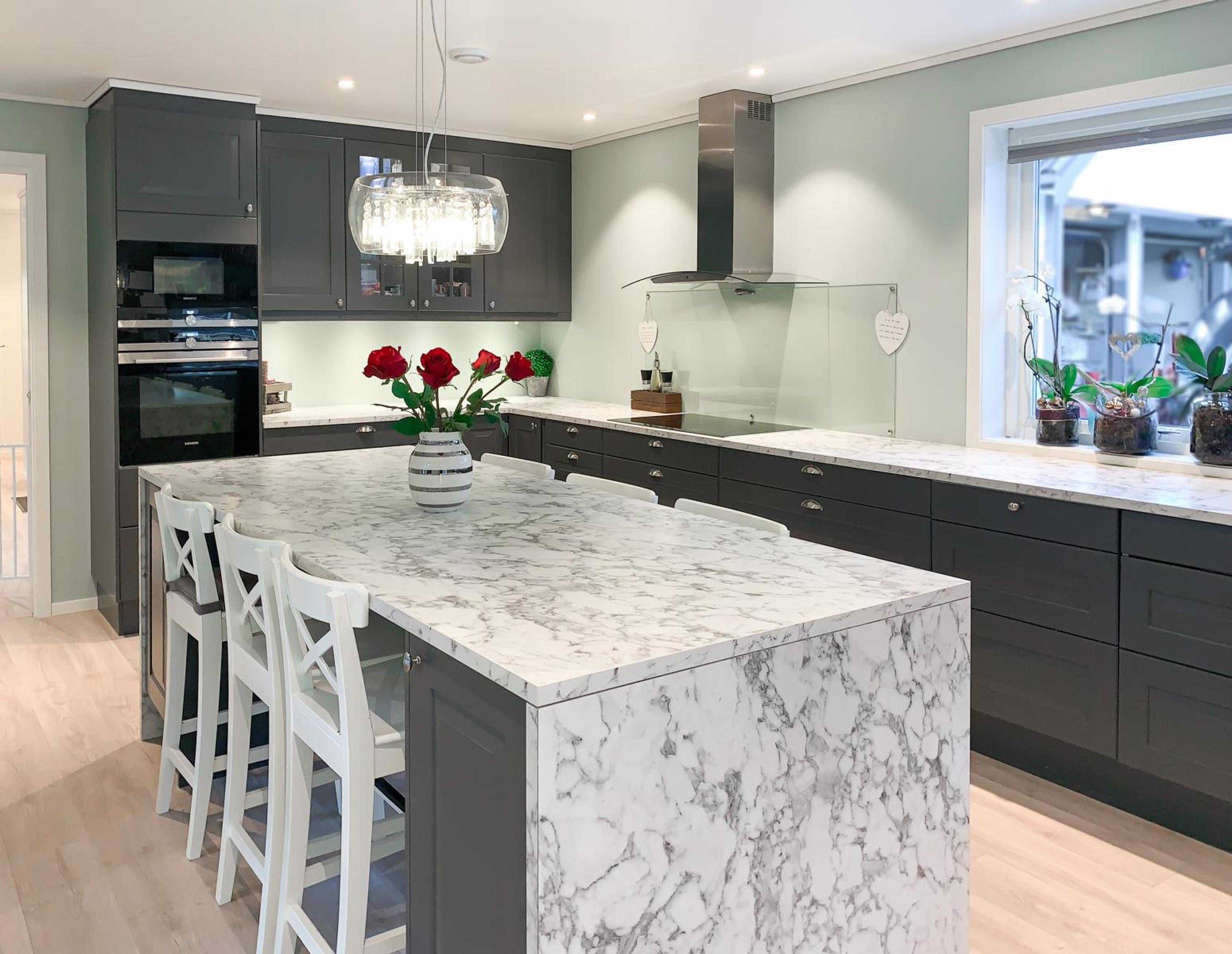 Grått kjøkken med marmor benkeplate