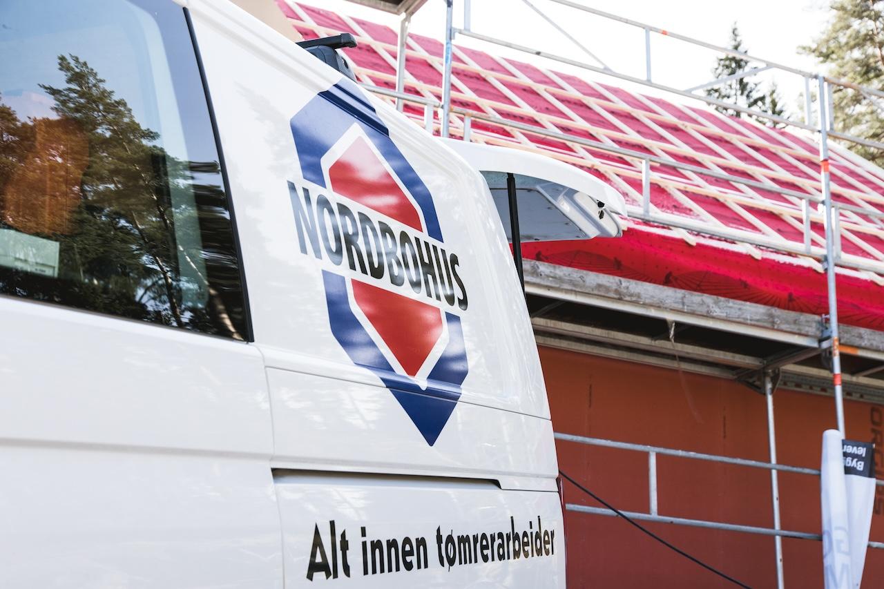 Arbeidsbil med Nordbohus-logo