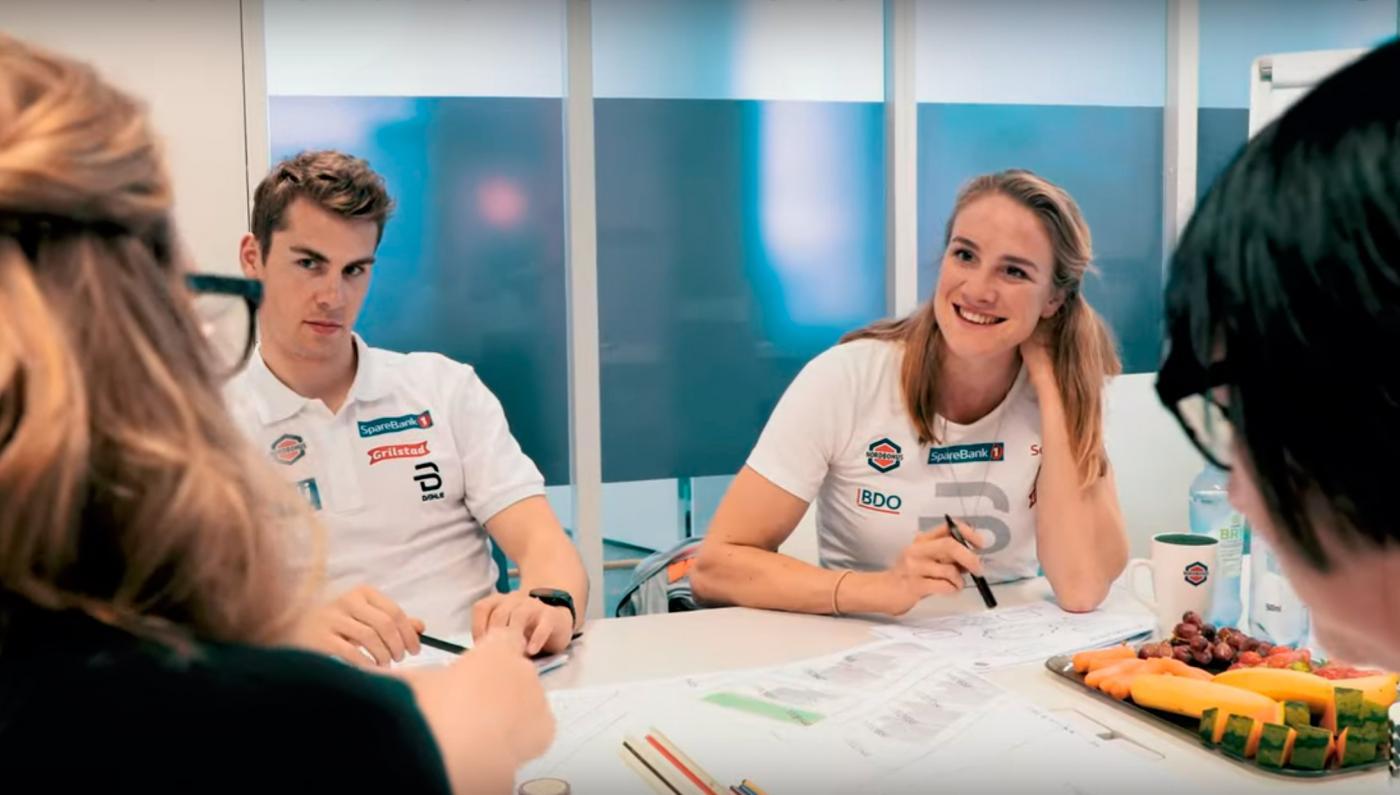 Mattis Stenshagen fra Langrennslandslaget Herrer Sprint Elite og Birgit Skarstein fra Langrennslandslaget Para Langrenn Elite. Med ryggen til er interiørarkitekt Anna A. Wold (t.v) og arkitekt Else Dahlseng.