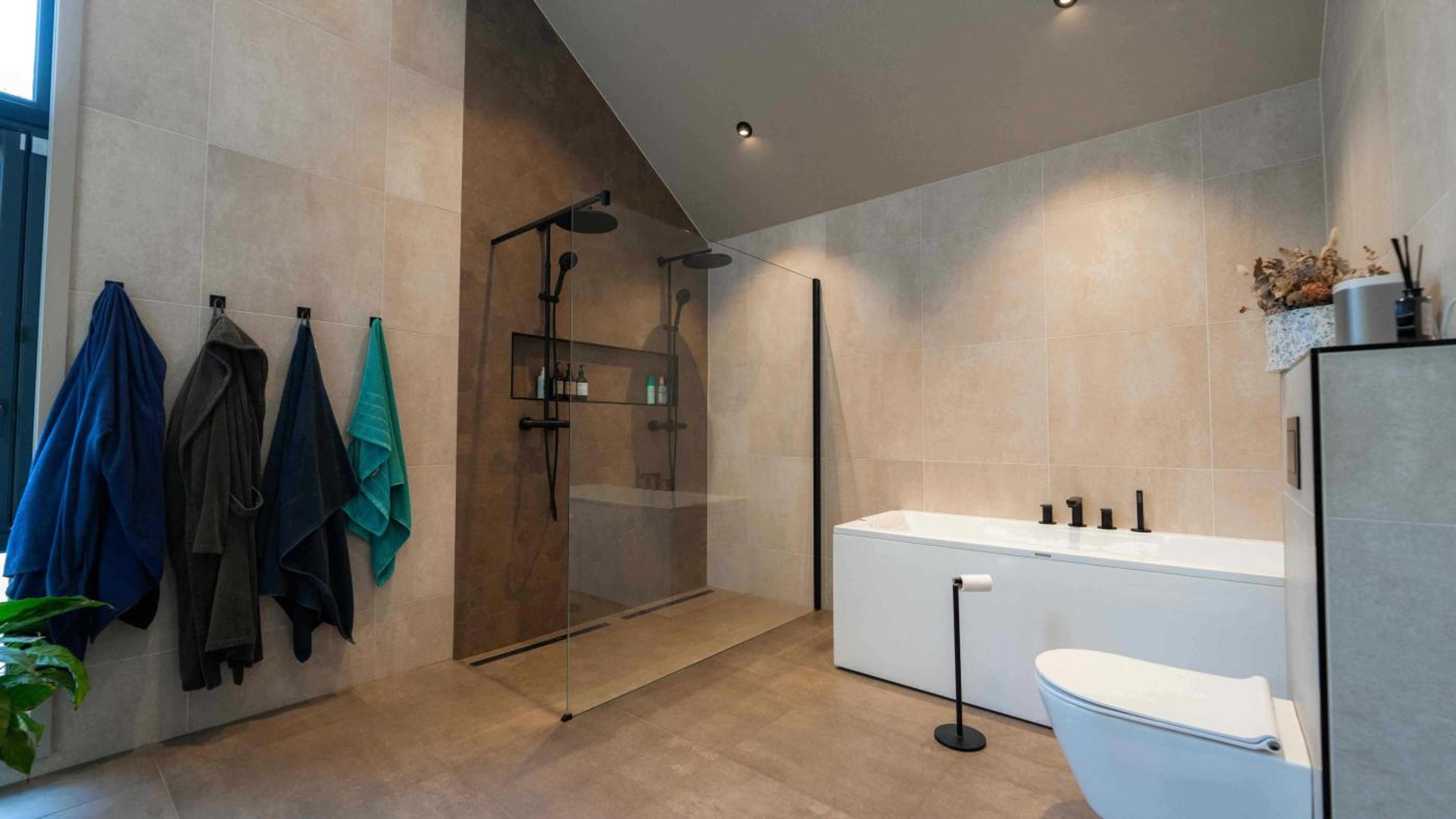 Moderne og romslig bad med badekar