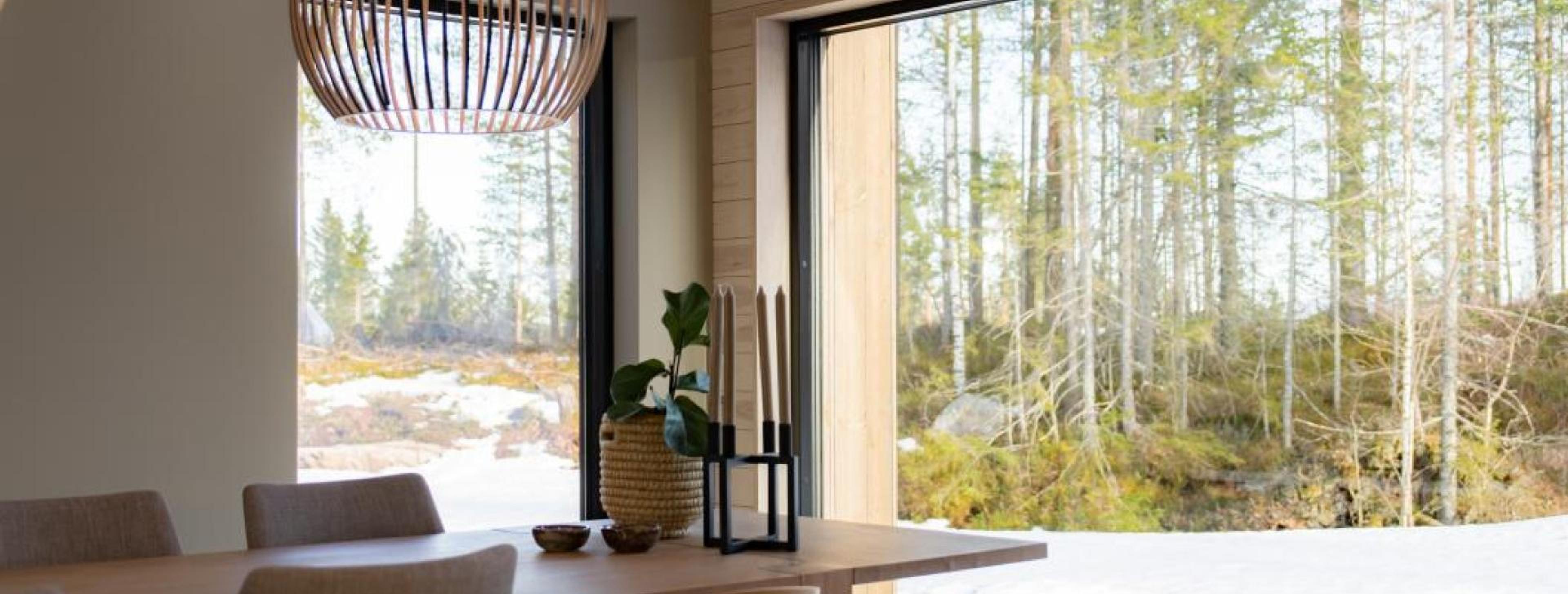Stue med utsikt til skog