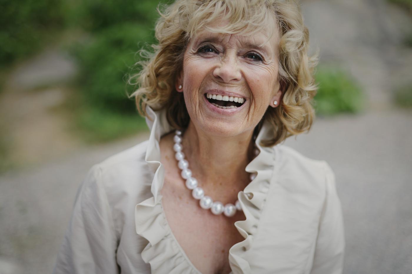 Smilende eldre dame