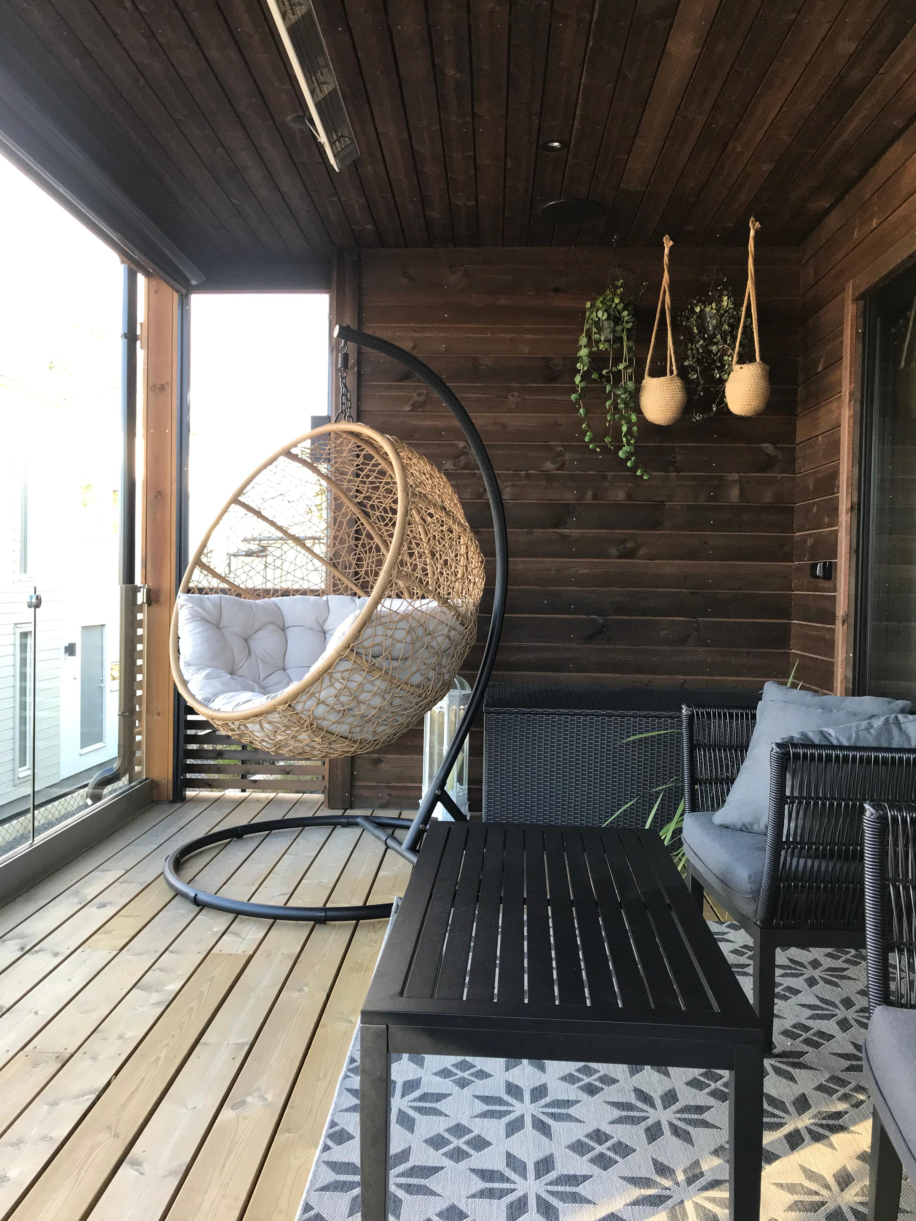 Hyggelig terrasse med tak og screens i front.