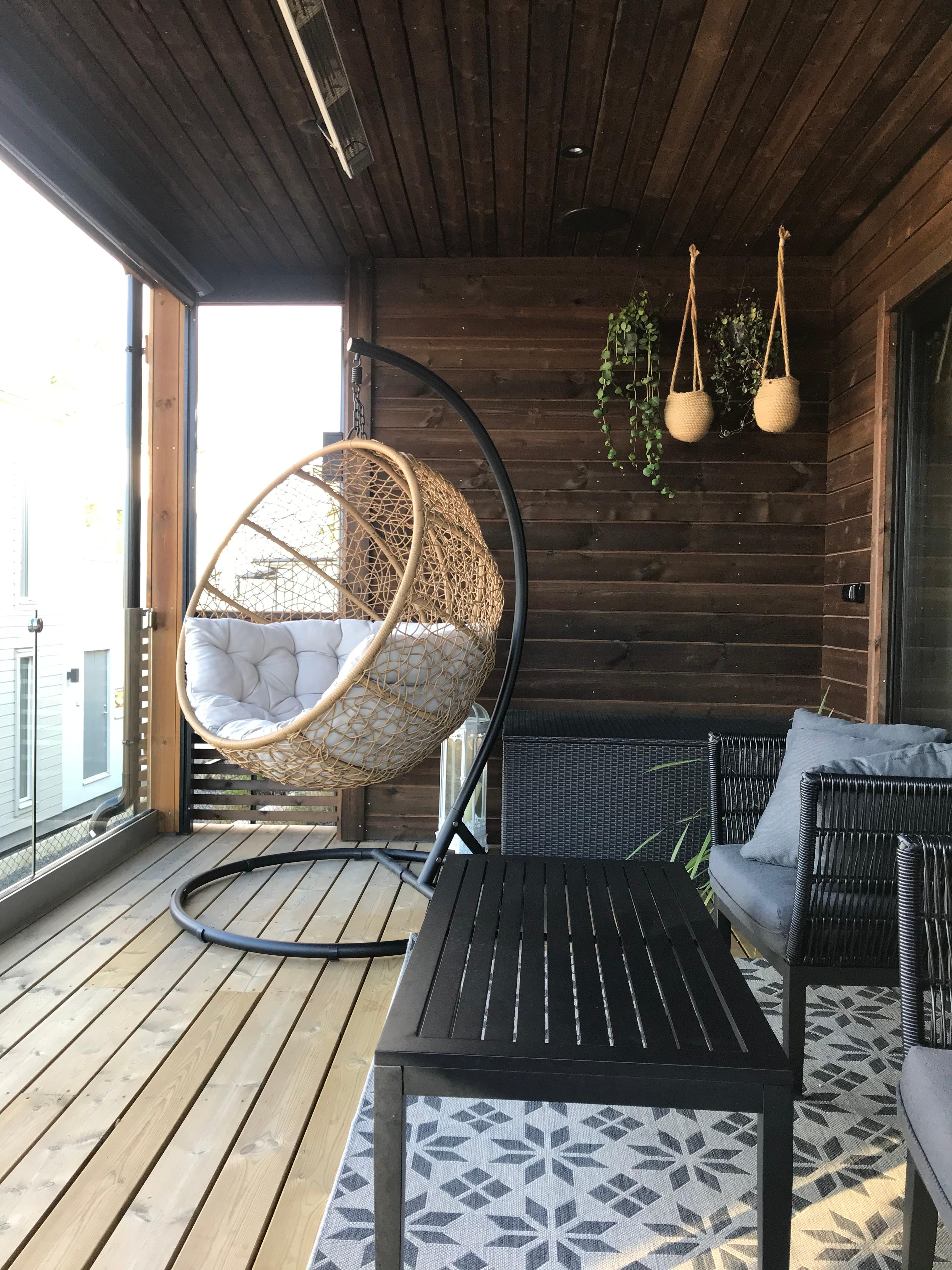 Hyggelig terrasse med tak og screens i front.