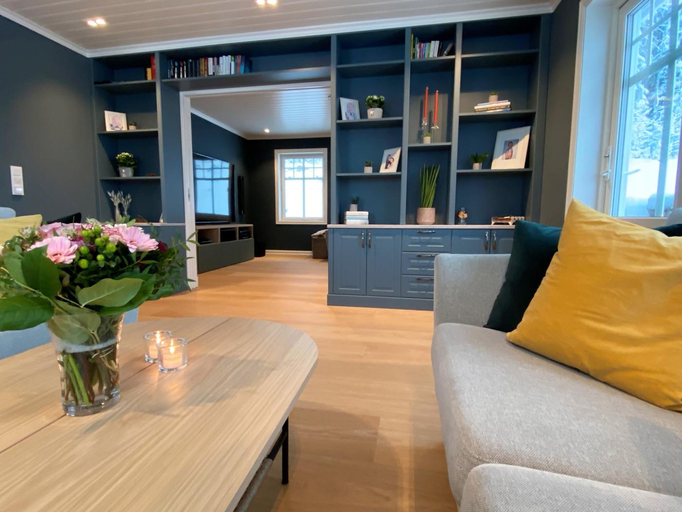 I denne varianten av det herskapelig huset Orion valgte kunden å gi stue og TV-stue litt mer spenstige farger, både på vegger og i det øvrige interiøret. Flotte detaljer som setter et mer moderne preg på boligen.