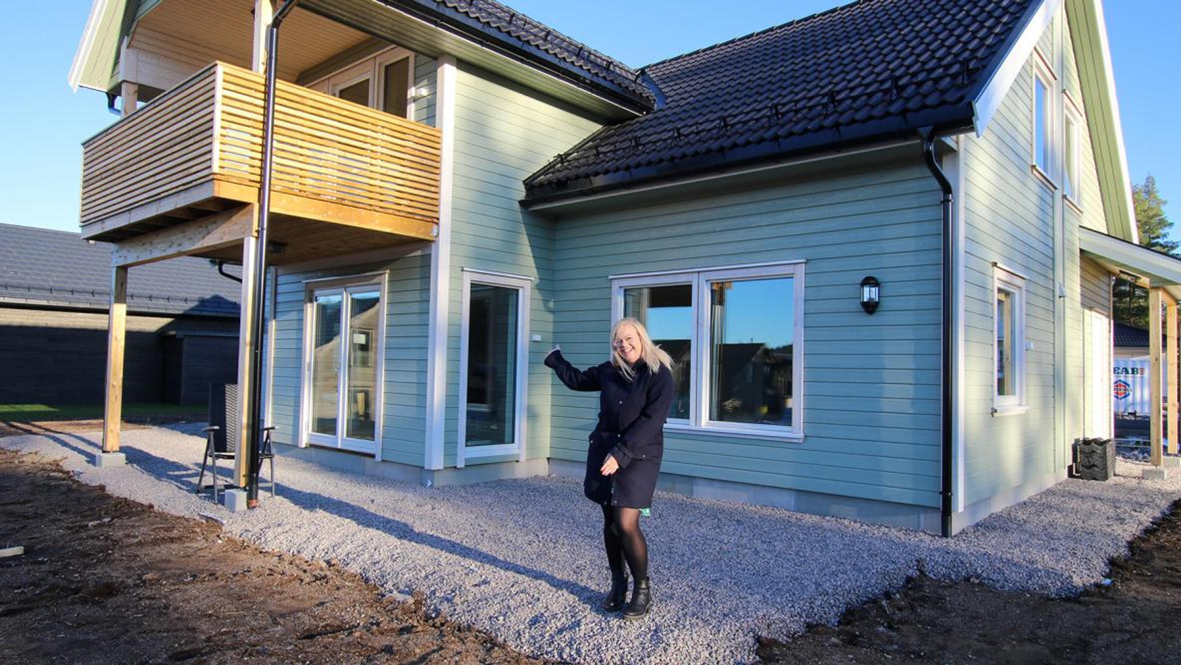 Isabell foran sitt nye hus bygget av Nordbohus Skien