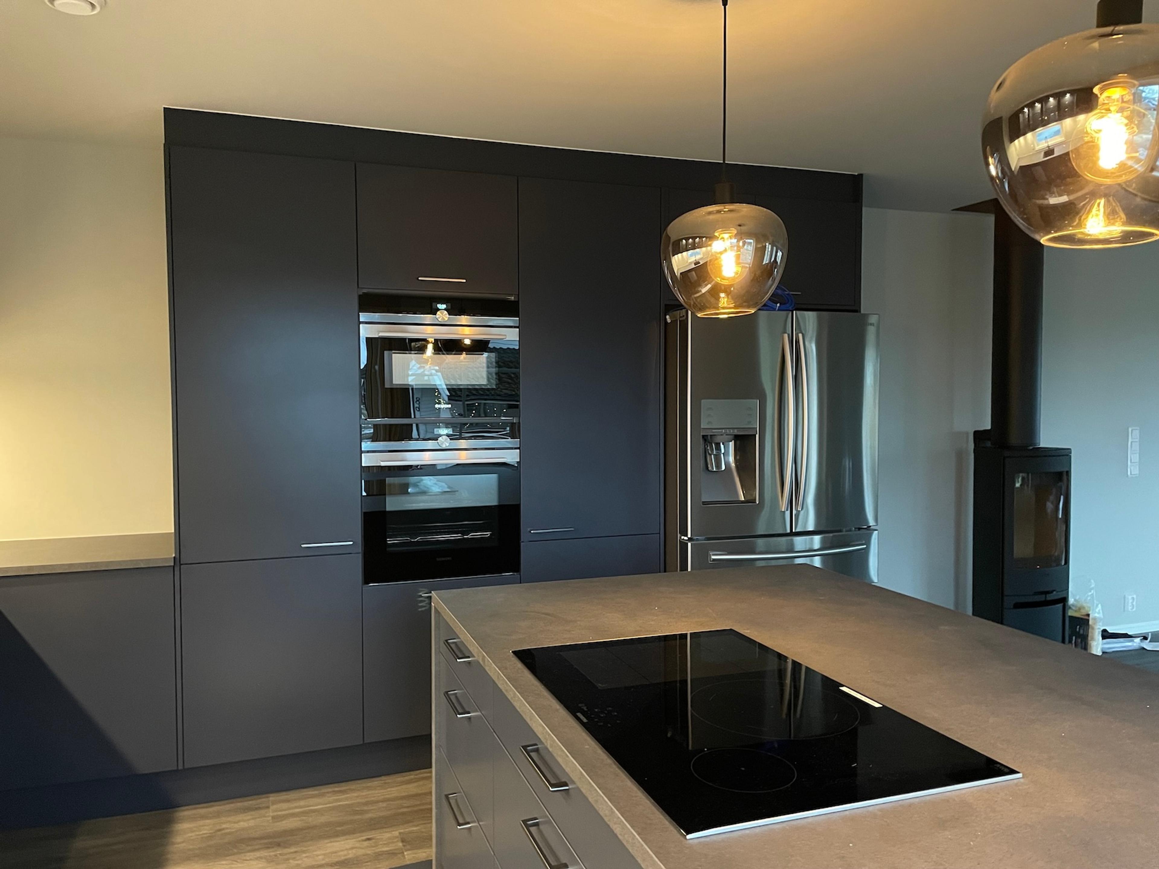 Moderne sort kjøkken med kjøkkenøy
