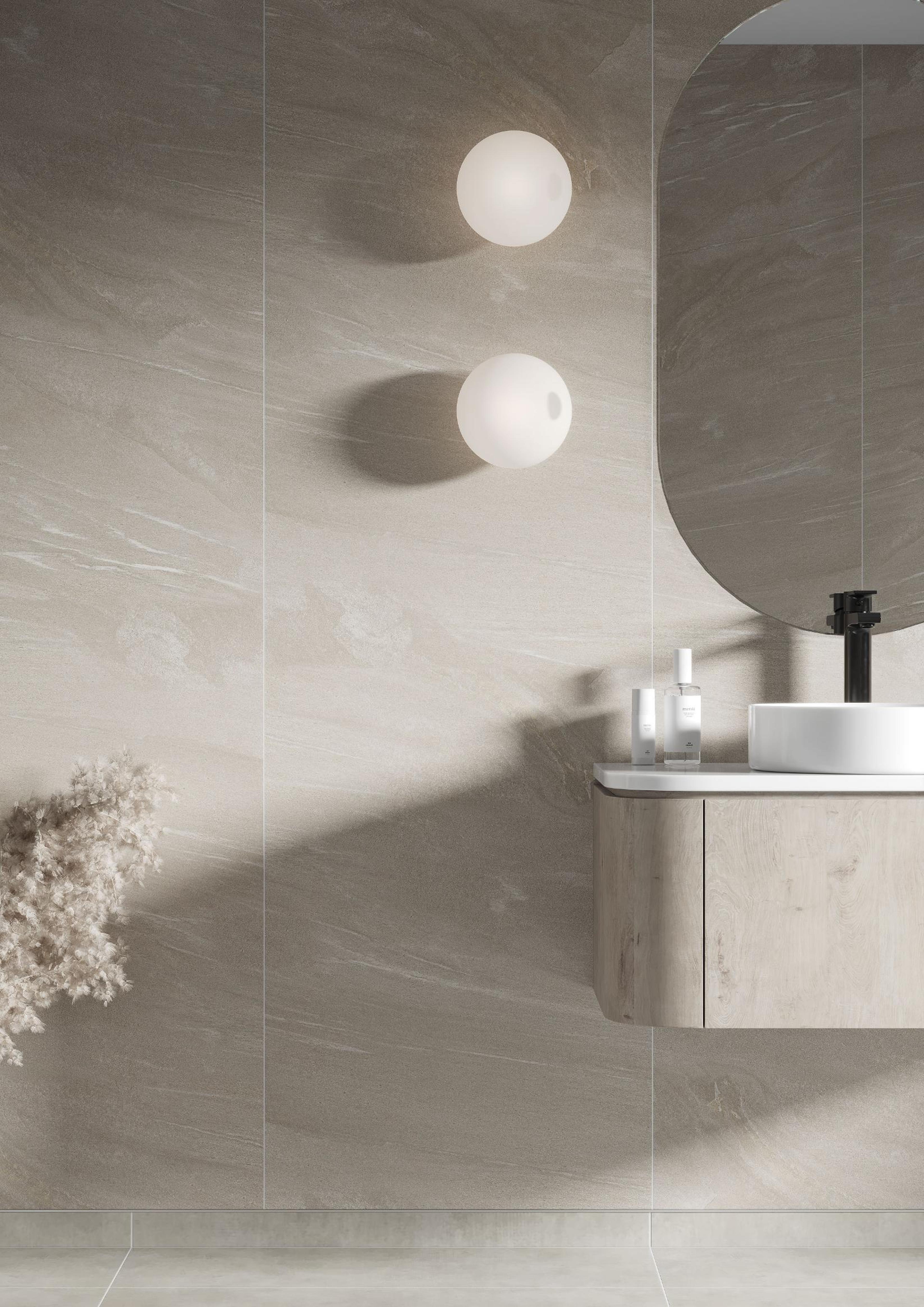 Beige stone veggplater fra Fibo på badet