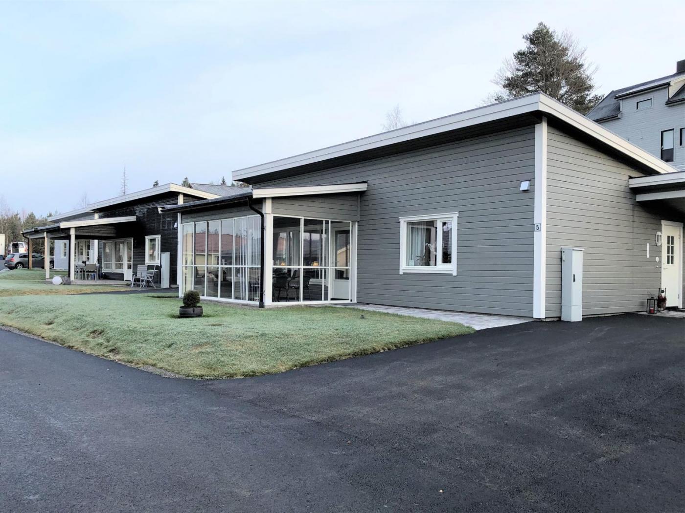 Flott vinterhage i stilige boliger.