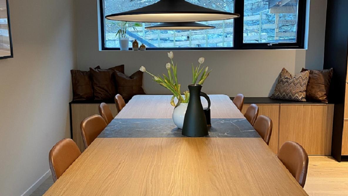 Stor spisestue med plass til mange gjester